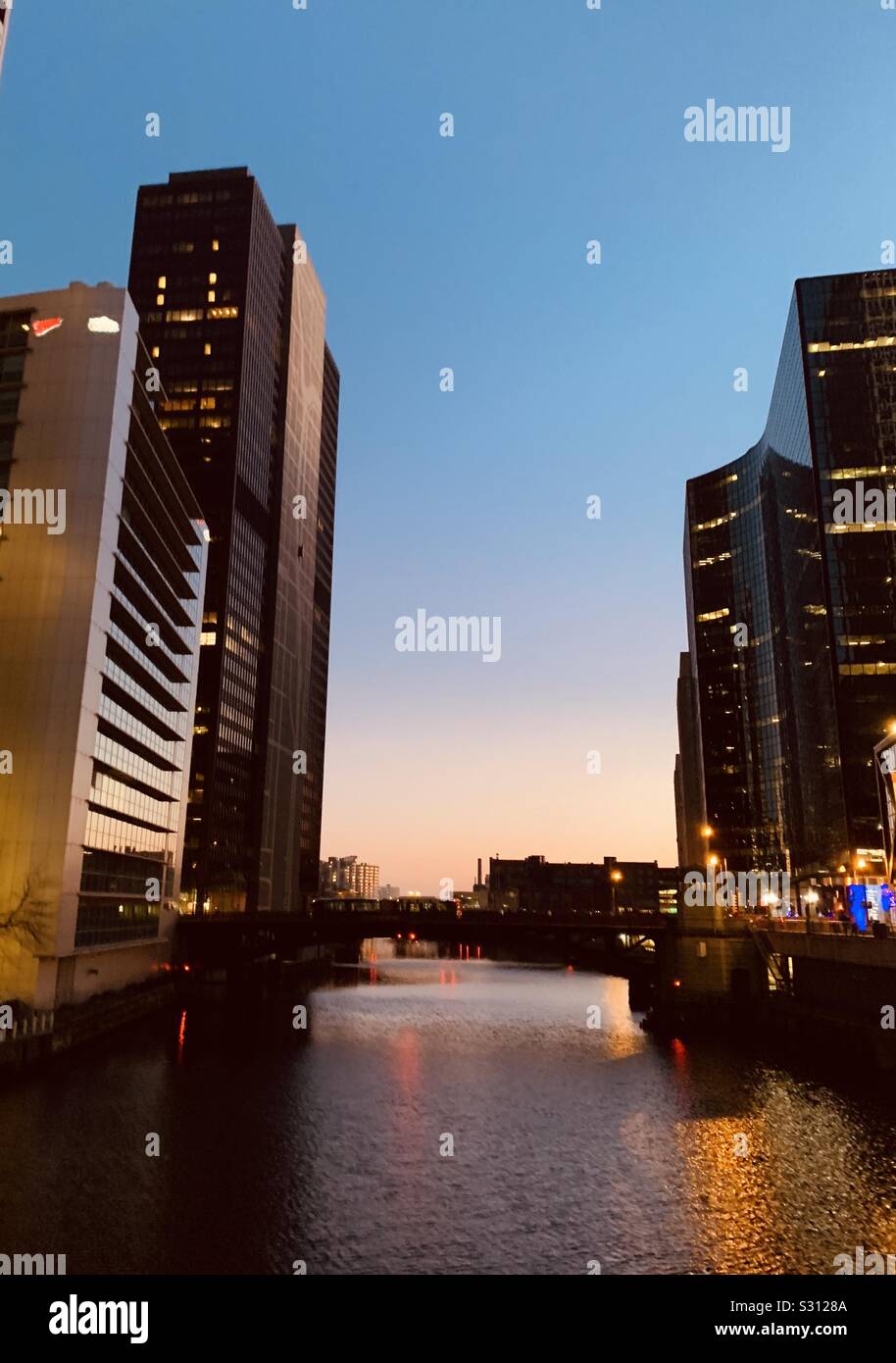 Chicago tramonto sul fiume. - Immagine stock catturata con smartphone
