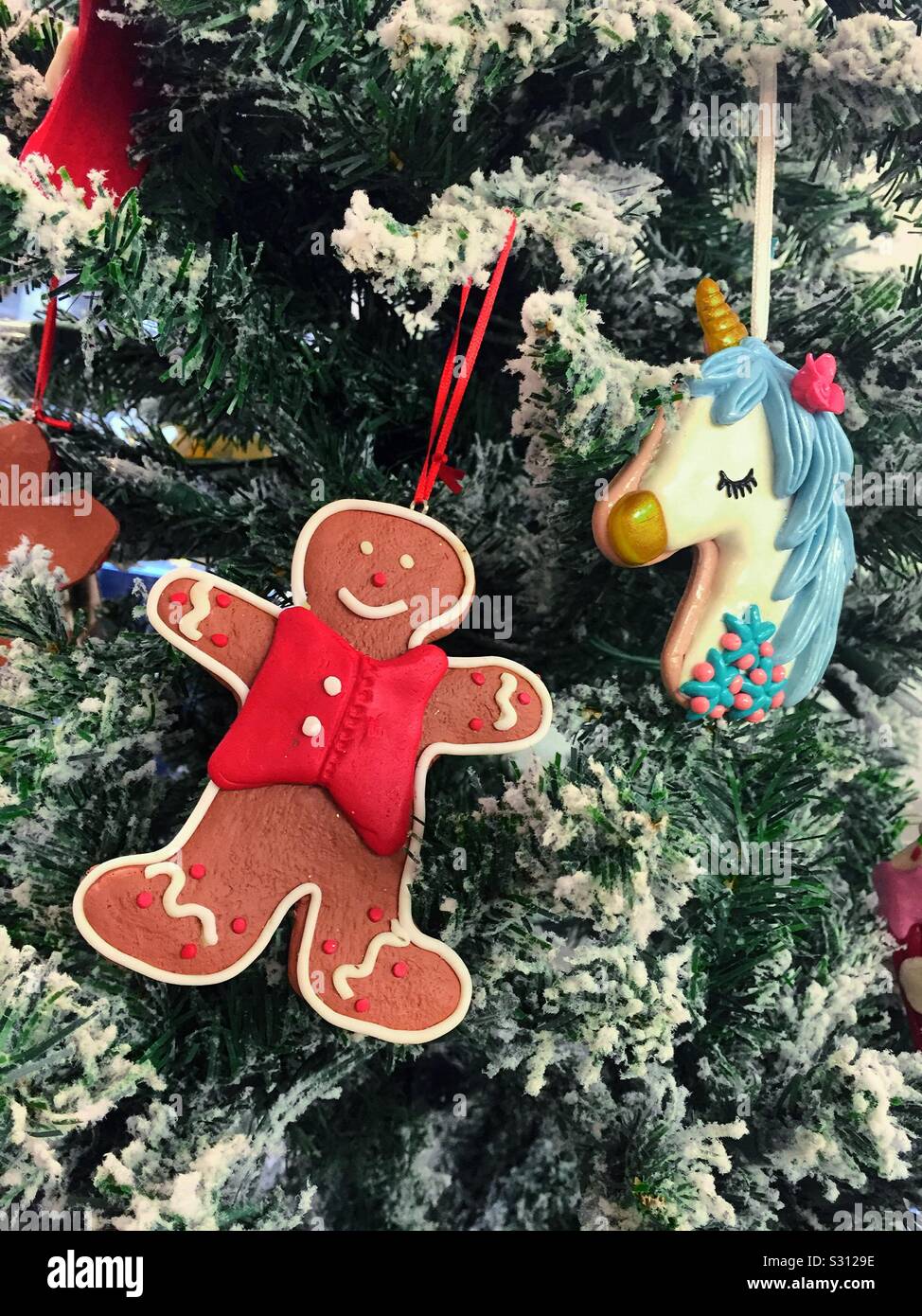 Stagione di festa albero di Natale con pan di zenzero uomo e ornamenti unicorno - Immagine stock catturata con smartphone