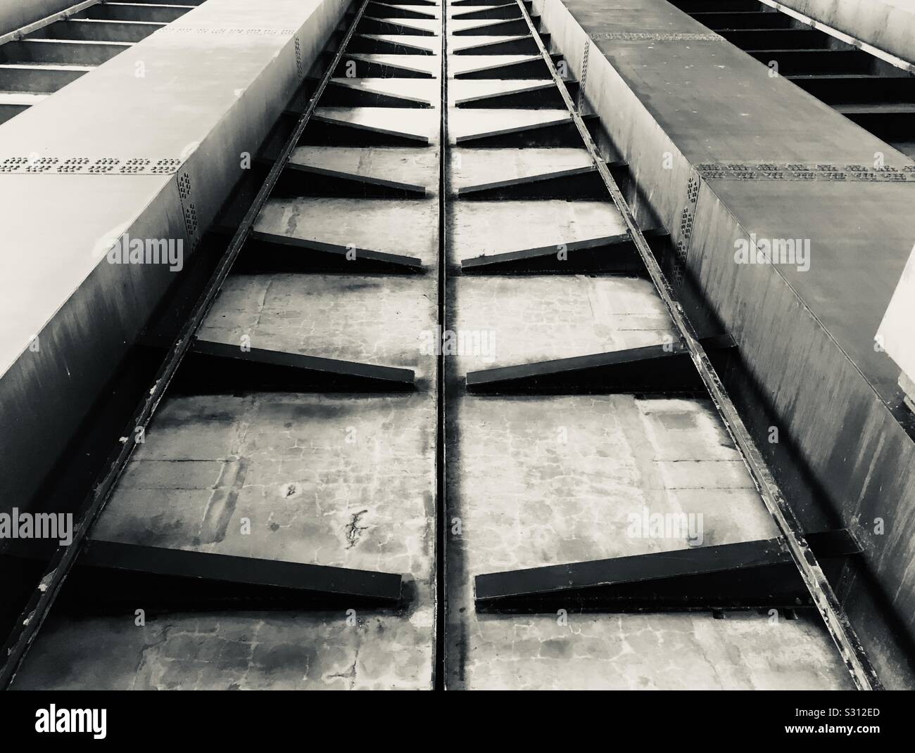 Immagine astratta di un ponte concreto sostegno - Immagine stock catturata con smartphone