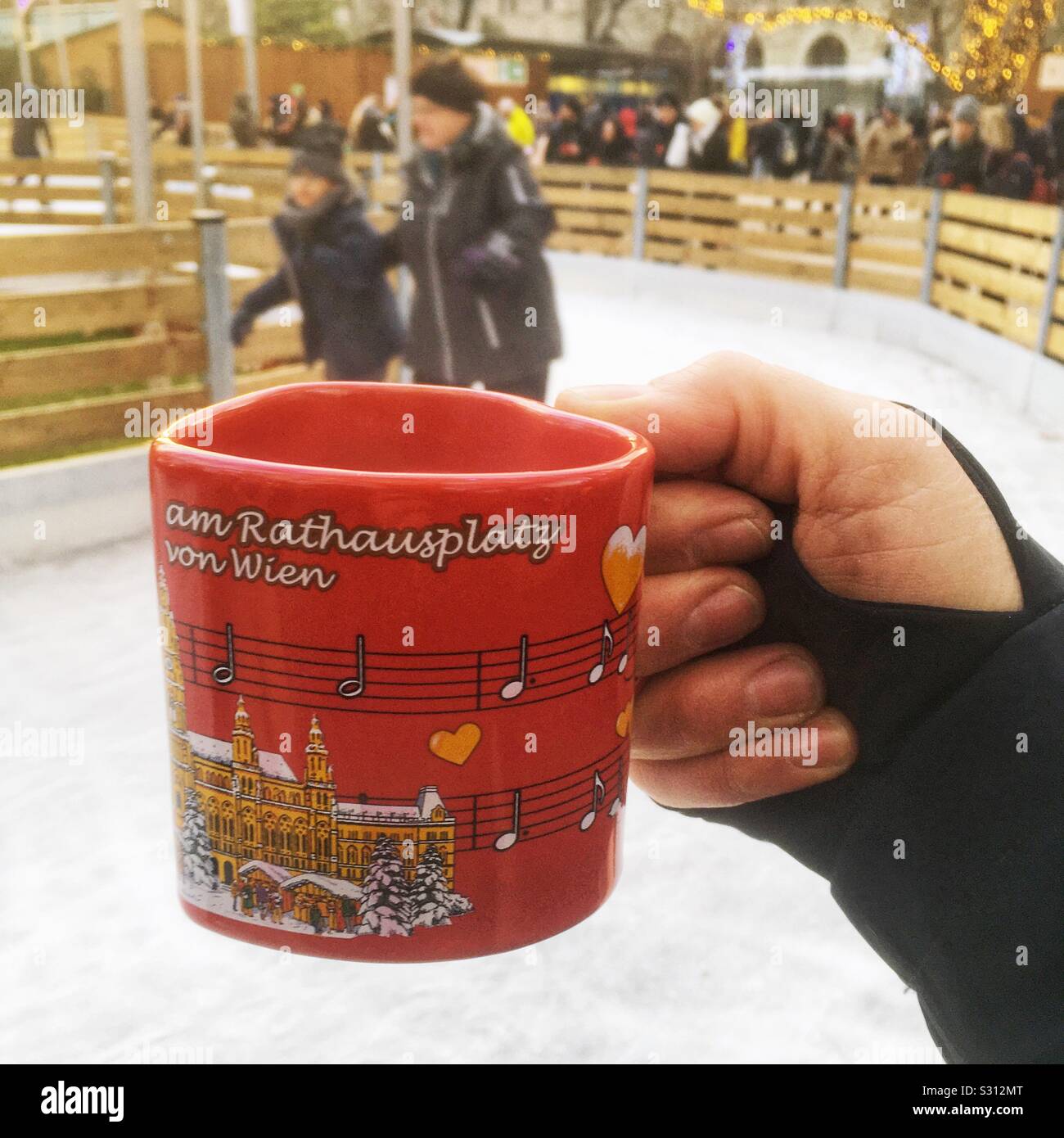 Gluhwein vin brulé Vienna, Austria. - Immagine stock catturata con smartphone