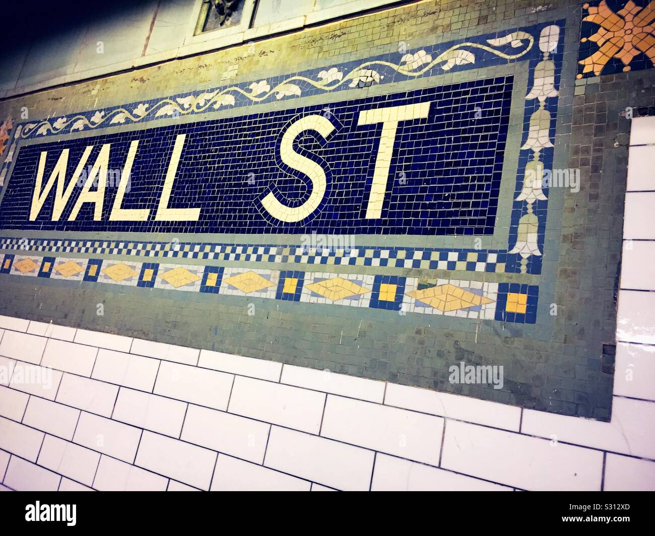 Muro di cartello piastrellato alla stazione di Wall Street sulla linea quattro e cinque nel quartiere finanziario, NYC, USA - Immagine stock catturata con smartphone