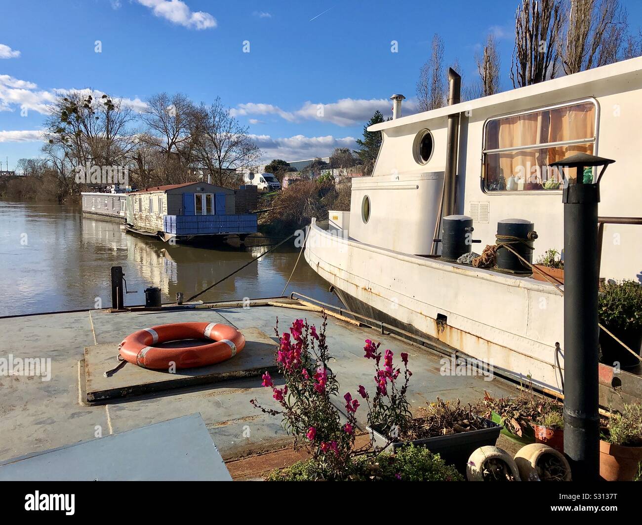 Case galleggianti sul fiume Senna, Bezons, Val d'Oise, appena al di fuori del nord-est di Parigi, Francia. - Immagine stock catturata con smartphone