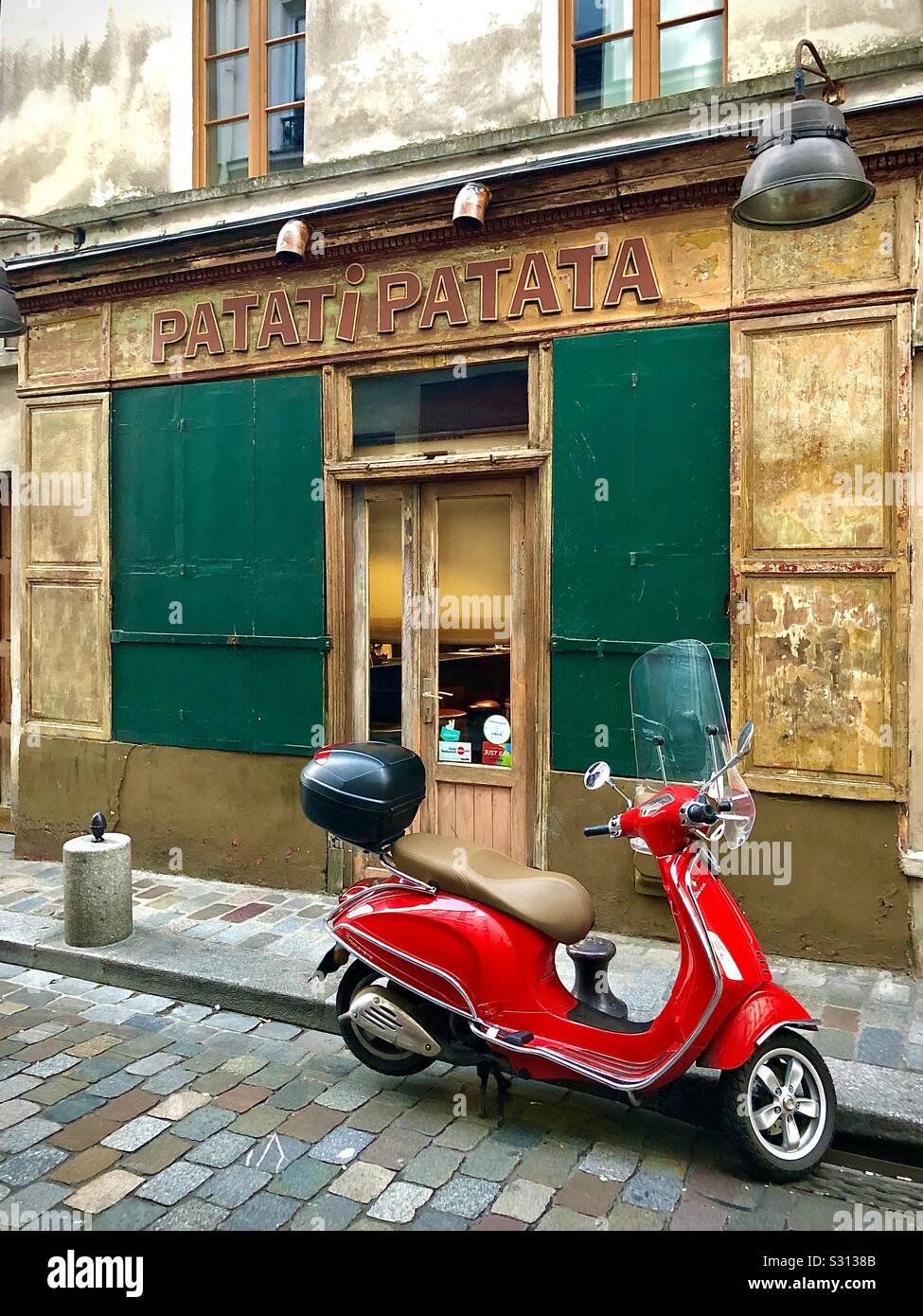 Red scooter fuori " Patati-Patata " ristorante nel quartiere della Bastiglia di Parigi, Francia. Foto Stock
