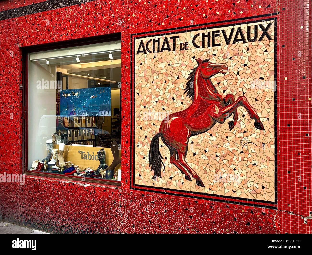 Mosaico di pubblicità di un cavallo rosso sul " Achat de chevaux " shop nel quartiere Marais di Parigi, Francia. Foto Stock