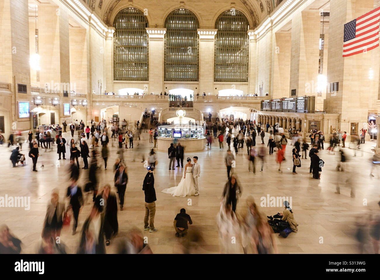 Ritratti di nozze presso l'atrio principale della stazione Grand Central in New York City - Immagine stock catturata con smartphone