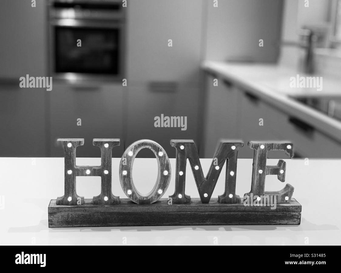 Home illuminato di firmare in cucina in bianco e nero Foto Stock