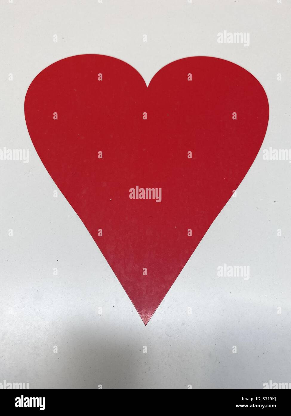 Grande cuore rosso su sfondo bianco - Immagine stock catturata con smartphone