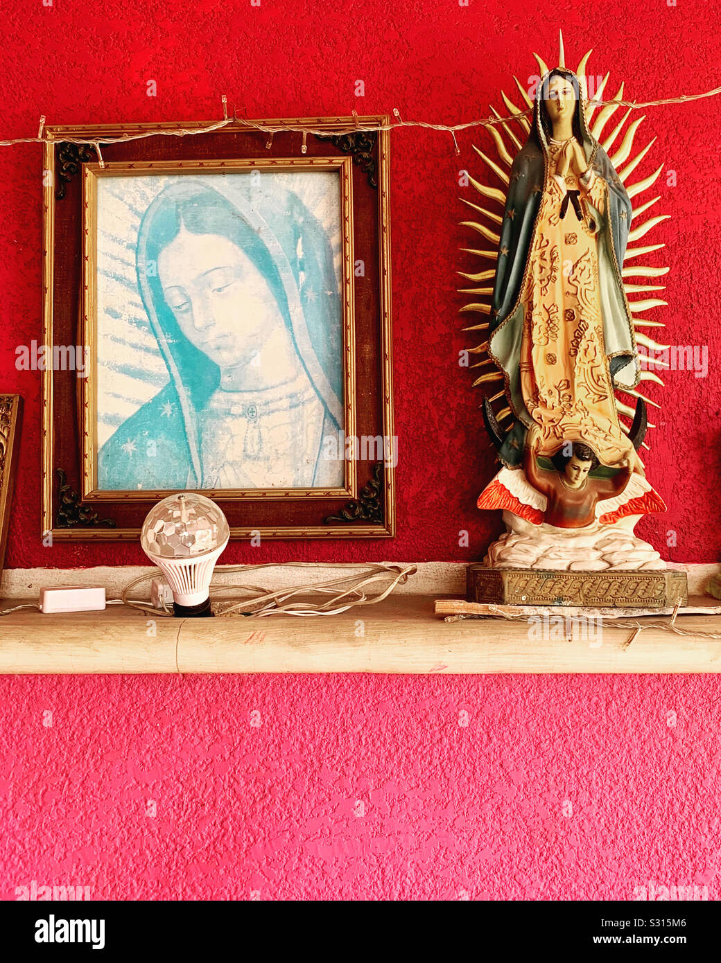 Altare dentro una casa in Merida, Messico - Immagine stock catturata con smartphone