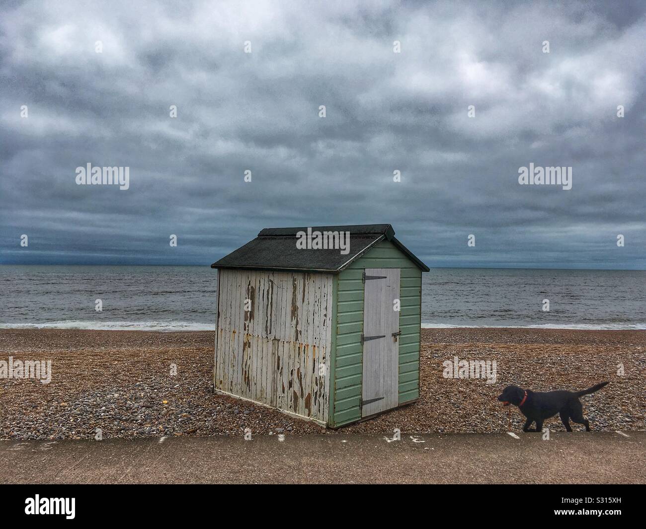 Cordato beach hut in Seaton Devon, Regno Unito - Immagine stock catturata con smartphone