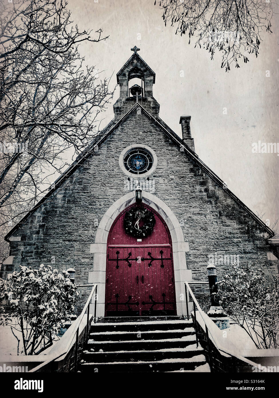 Le porte di rosso di un Chirch episcopale Foto Stock