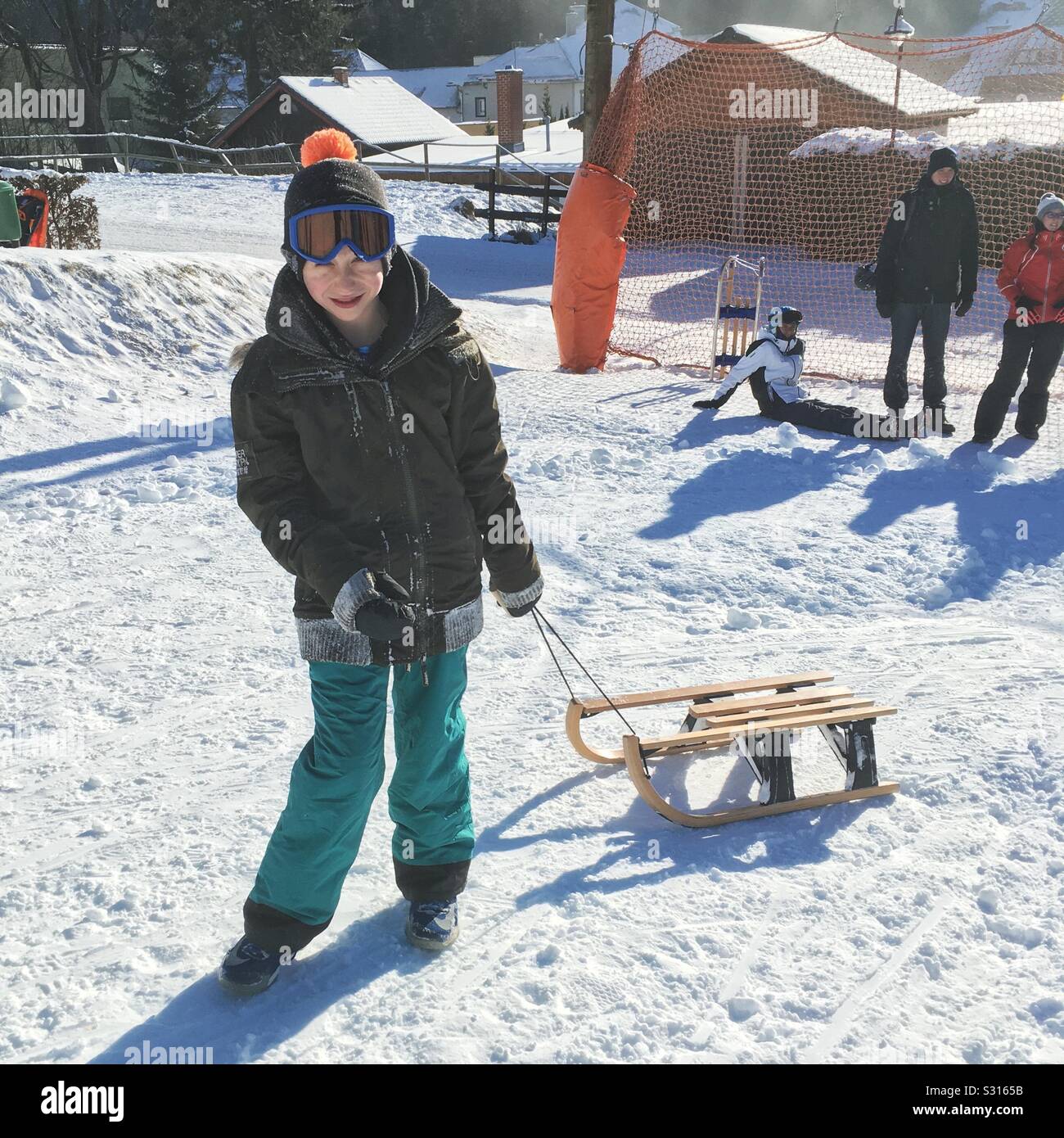 Dieci anni di vecchio ragazzo toboga a Semmering, Austria. - Immagine stock catturata con smartphone