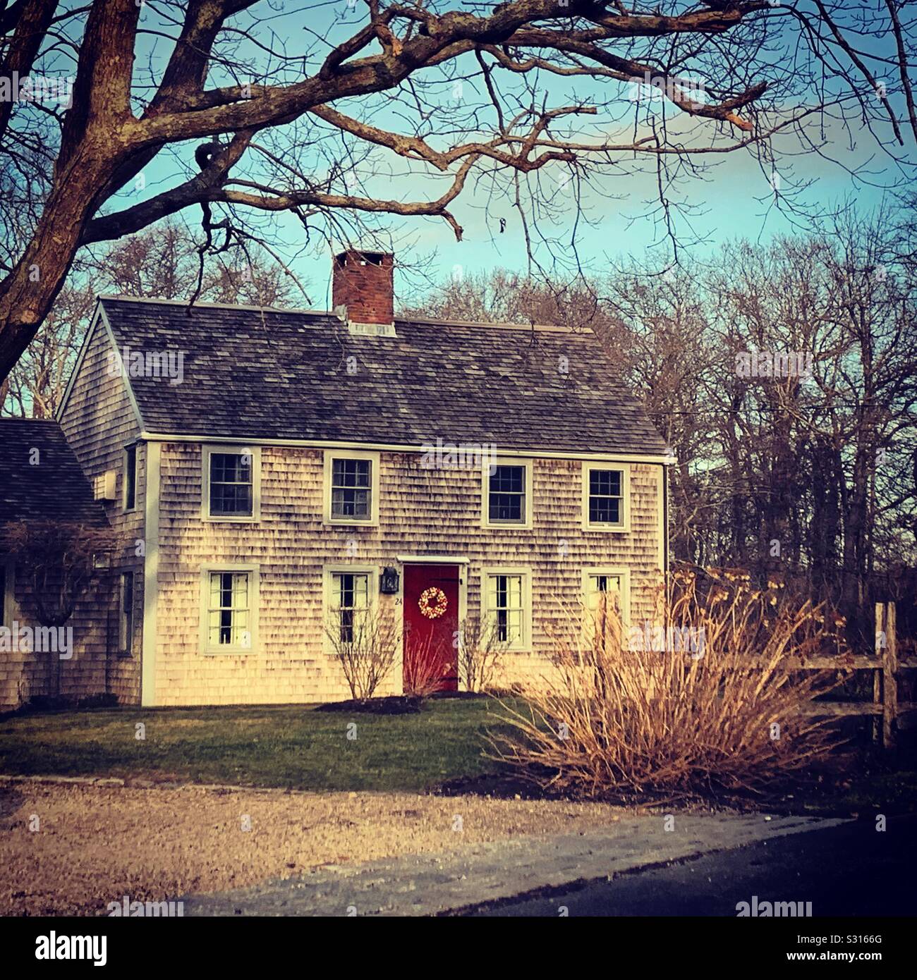 Vista invernale di un stile coloniale casa incastrata sul Cape Cod, Massachusetts, Stati Uniti Foto Stock
