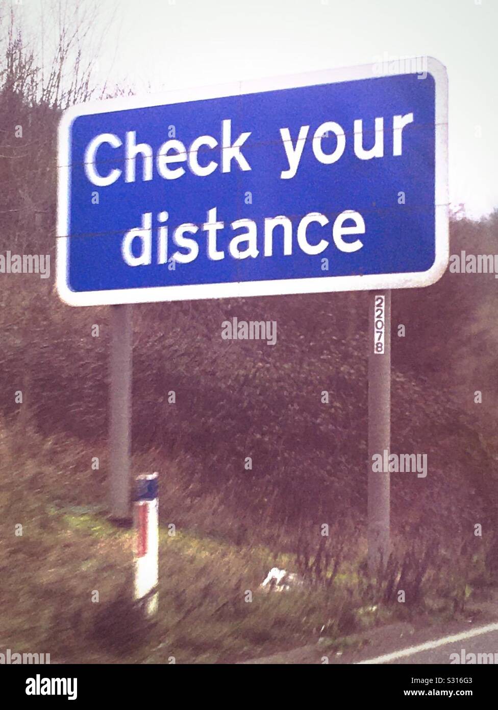 British cartello autostradale dicendo "Verificare la vostra distanza' Foto Stock