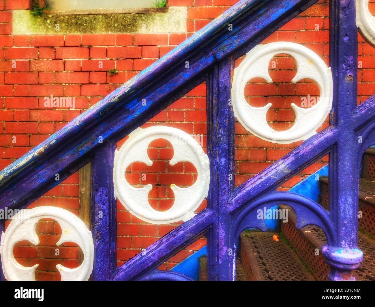 Scala decorativo dettaglio in viola e bianco Foto Stock