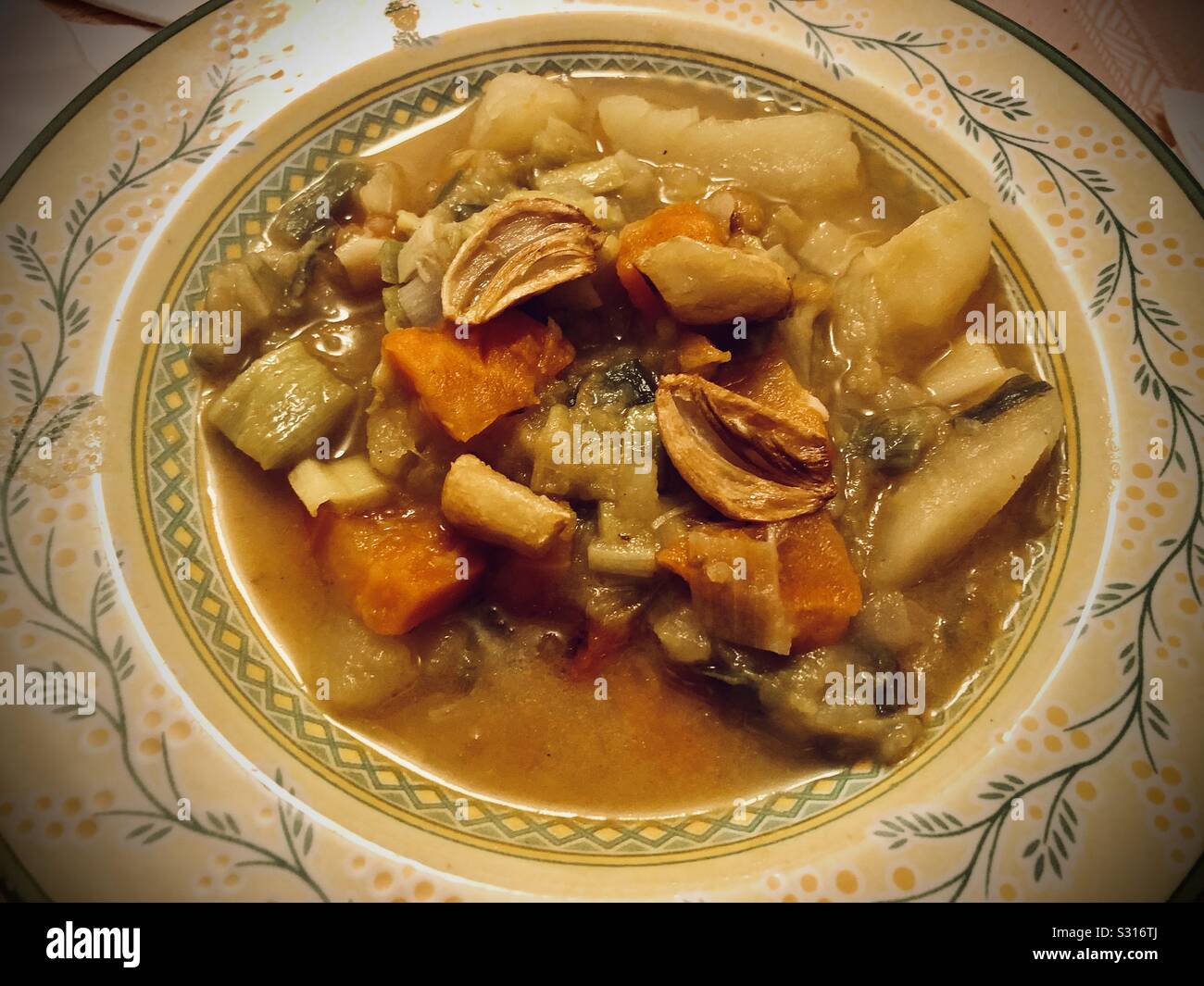 Porrusalda, basco zuppa di porri, con patate e aglio - Immagine stock catturata con smartphone
