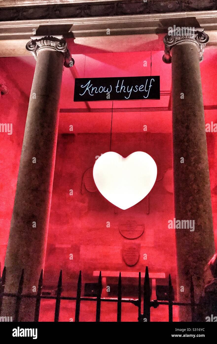 Conosci te stesso cuore arte di installazione da Finola Finn presso il Palazzo di Blenheim e luce accesa Trail Natale 2019 Foto Stock