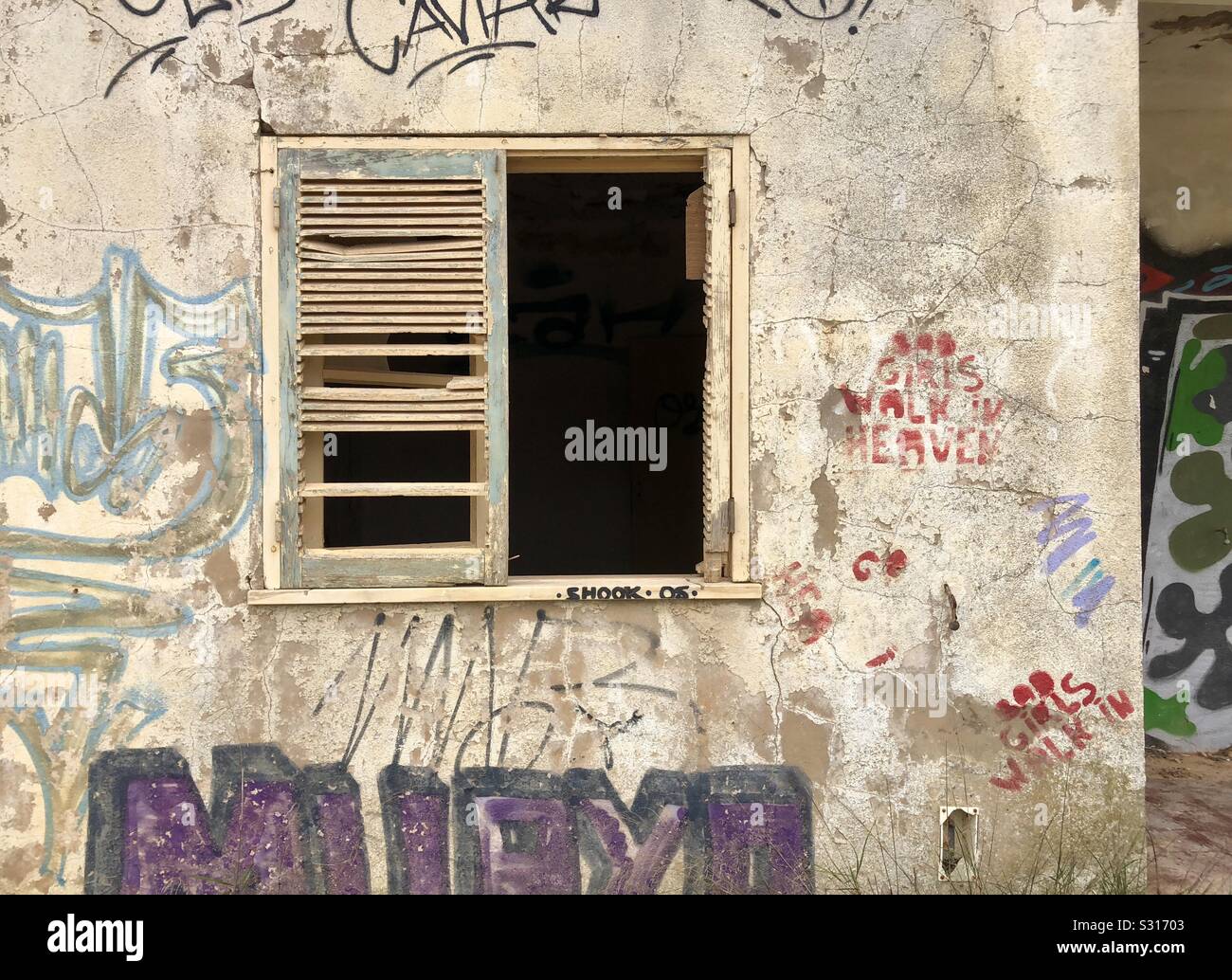 Vetro rotto in un edificio abbandonato Foto Stock