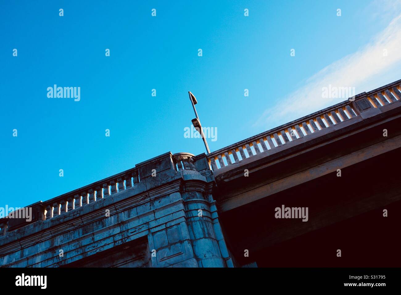 Ponte e lampione sulla strada Foto Stock