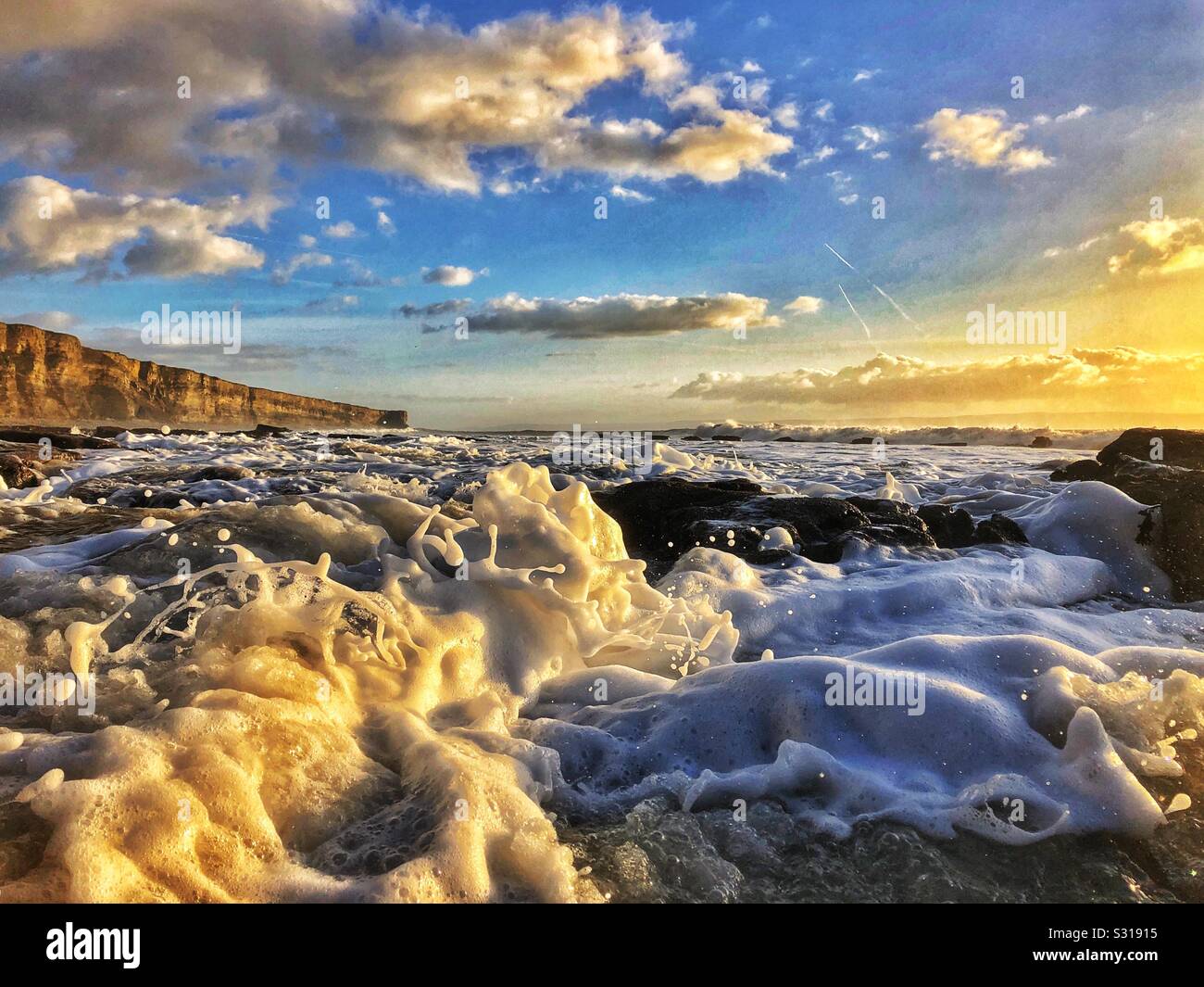 Ocean Spray - le onde che si infrangono sulla battigia del Glamorgan heritage costa, South Wales, gennaio. Foto Stock