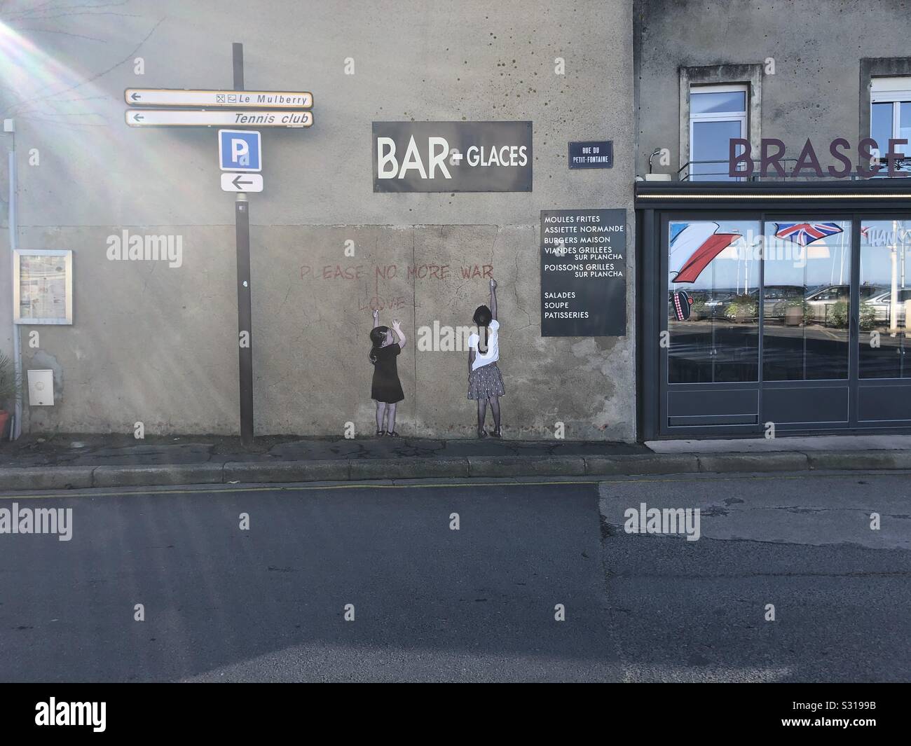 Arromanches-les-Bains, Francia, non più la guerra, Peace & Love Foto Stock