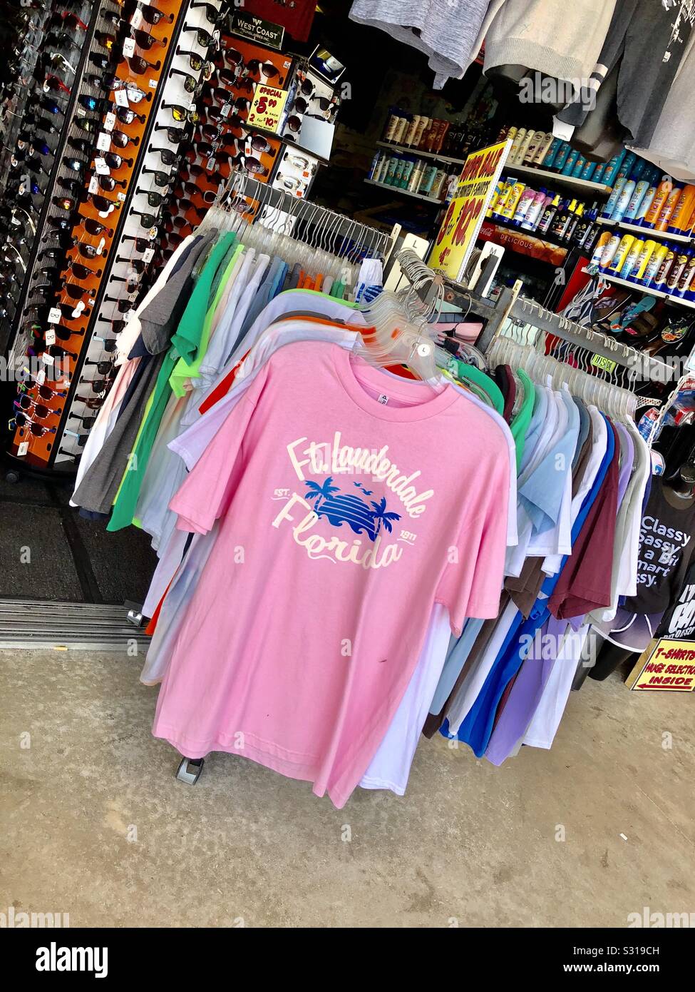 Negozio di souvenir che mostra T-shirt e altri articoli in Fort Lauderdale, Florida. - Immagine stock catturata con smartphone