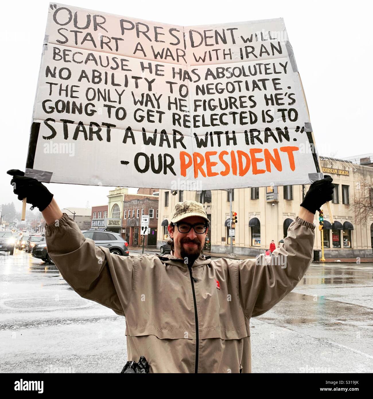 Jan 4, 2020. Un uomo in un "nessuna guerra con l'Iran" protesta a Northampton, Massachusetts, STATI UNITI D'AMERICA, detiene un segno citando un tweet dal 2011 in cui Trump speculato che Obama potrebbe iniziare una guerra con l'Iran. Foto Stock