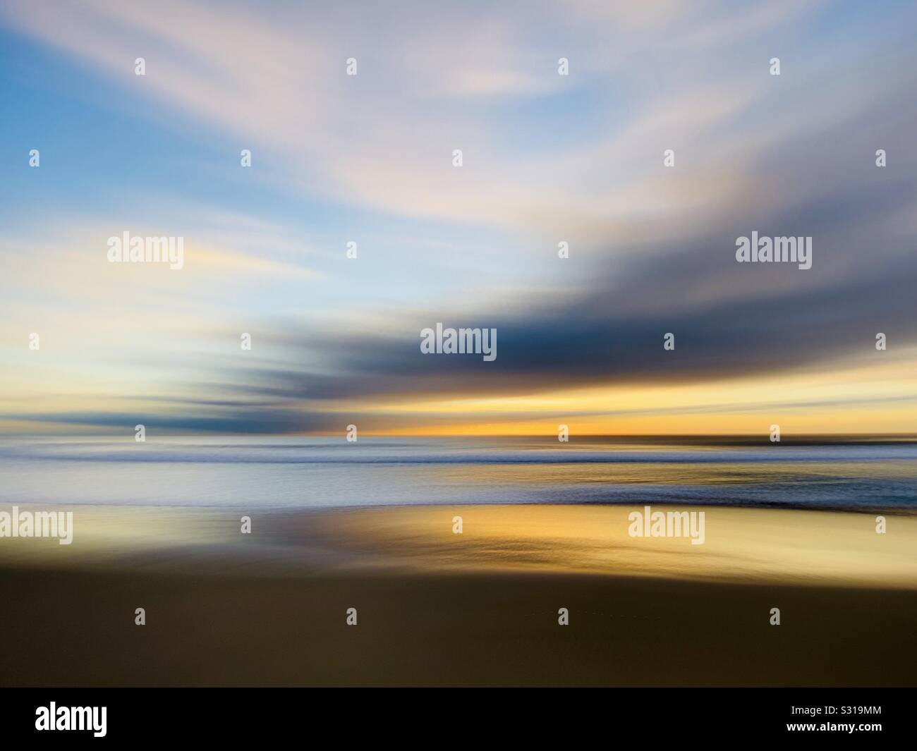 Offuscamento artistico di un tramonto sulla spiaggia. Manhattan Beach, California, Stati Uniti d'America. - Immagine stock catturata con smartphone