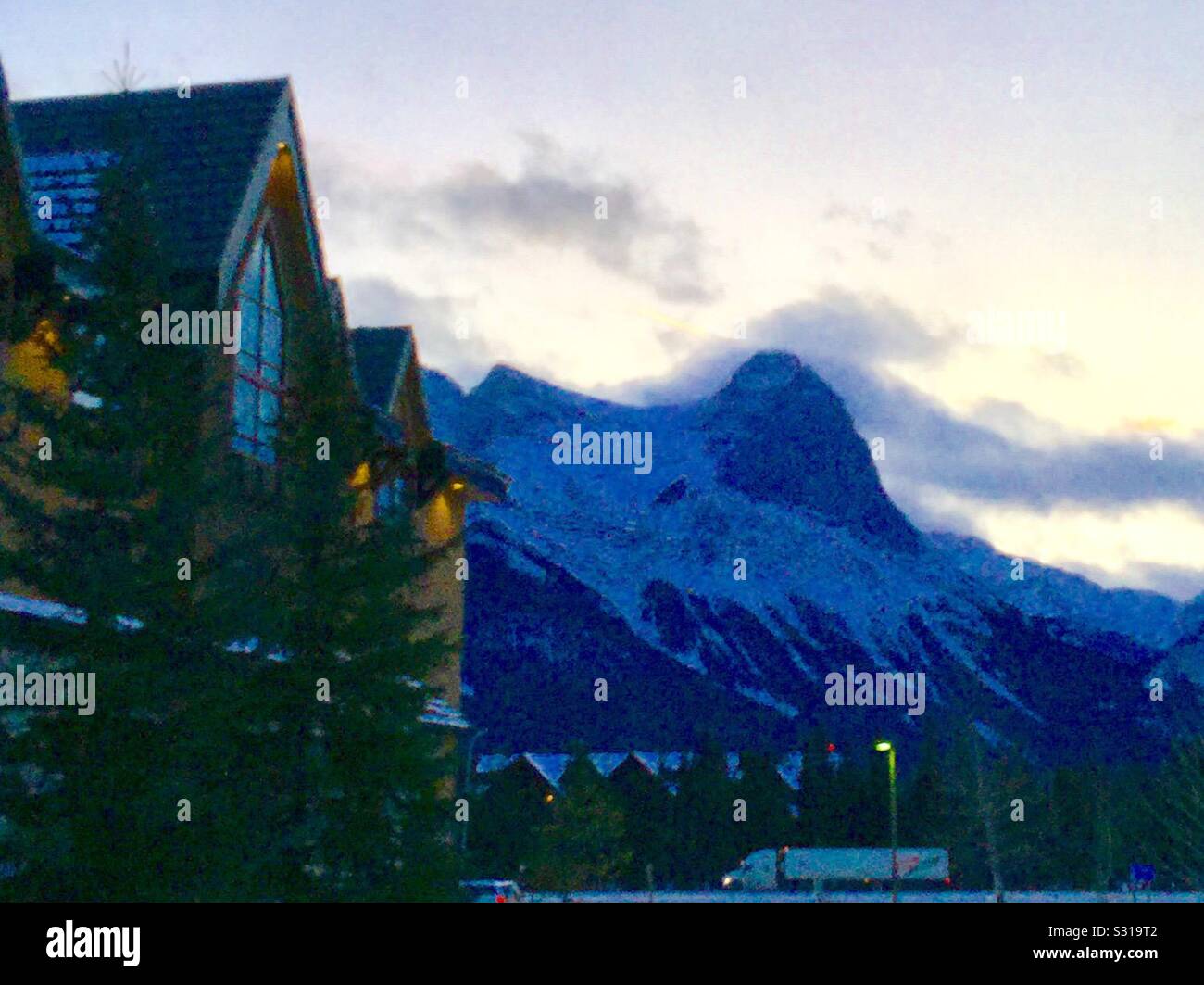 Travel Canmore, Alberta, Canada, notte fotografia, Canadian Rockies, hotel, l'Holiday Inn , ha picco Ling Foto Stock