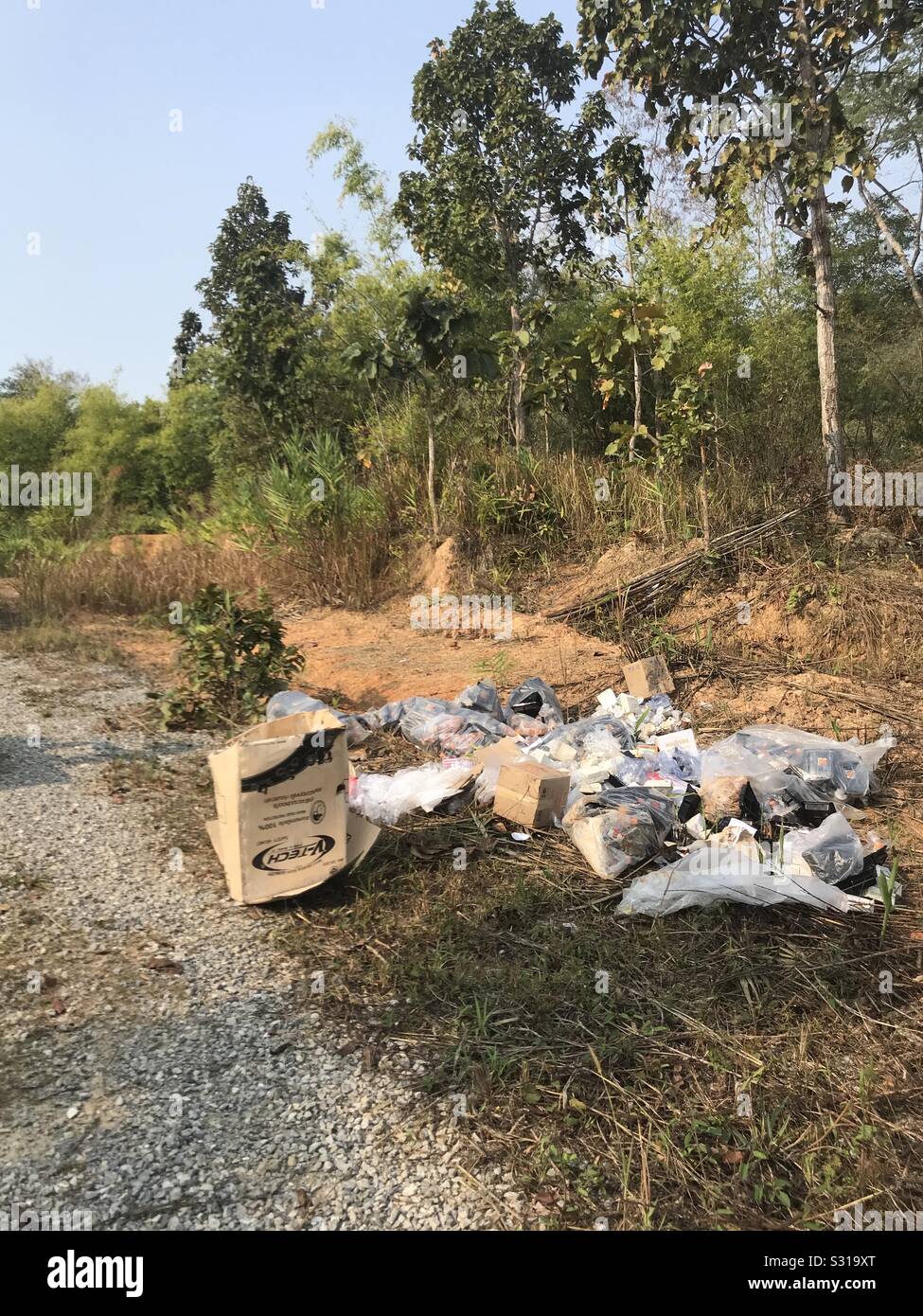 Rifiuti oggetto di pratiche di dumping da un lato trail in Asia Foto Stock