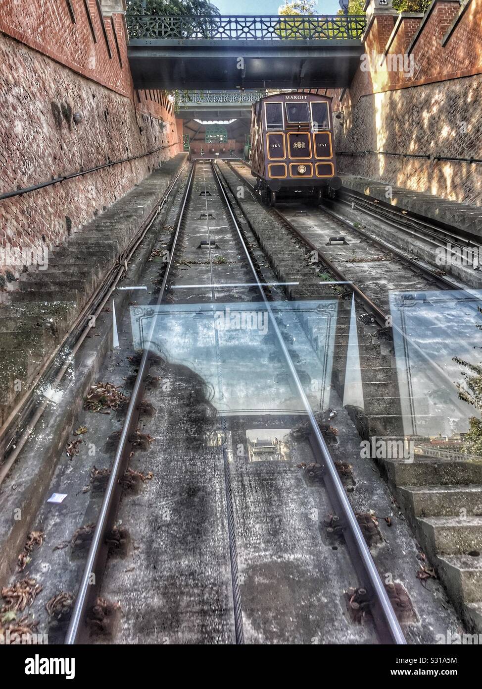 Funicolare Castle Hill di Budapest è una linea ferroviaria della città di Budapest, Ungheria, collegando la maglia della catena ponte sopra il fiume Danubio con le attrazioni sul Castello di Buda Hill. Foto Stock