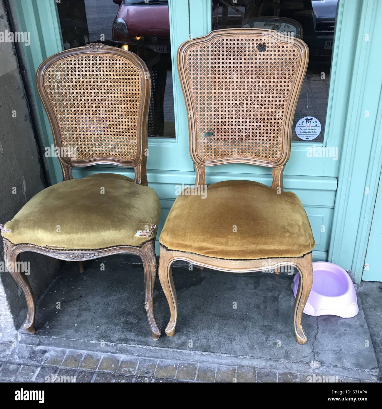Due vecchie sedie vintage nei pressi di colore verdastro porta anteriore, Barcellona Foto Stock