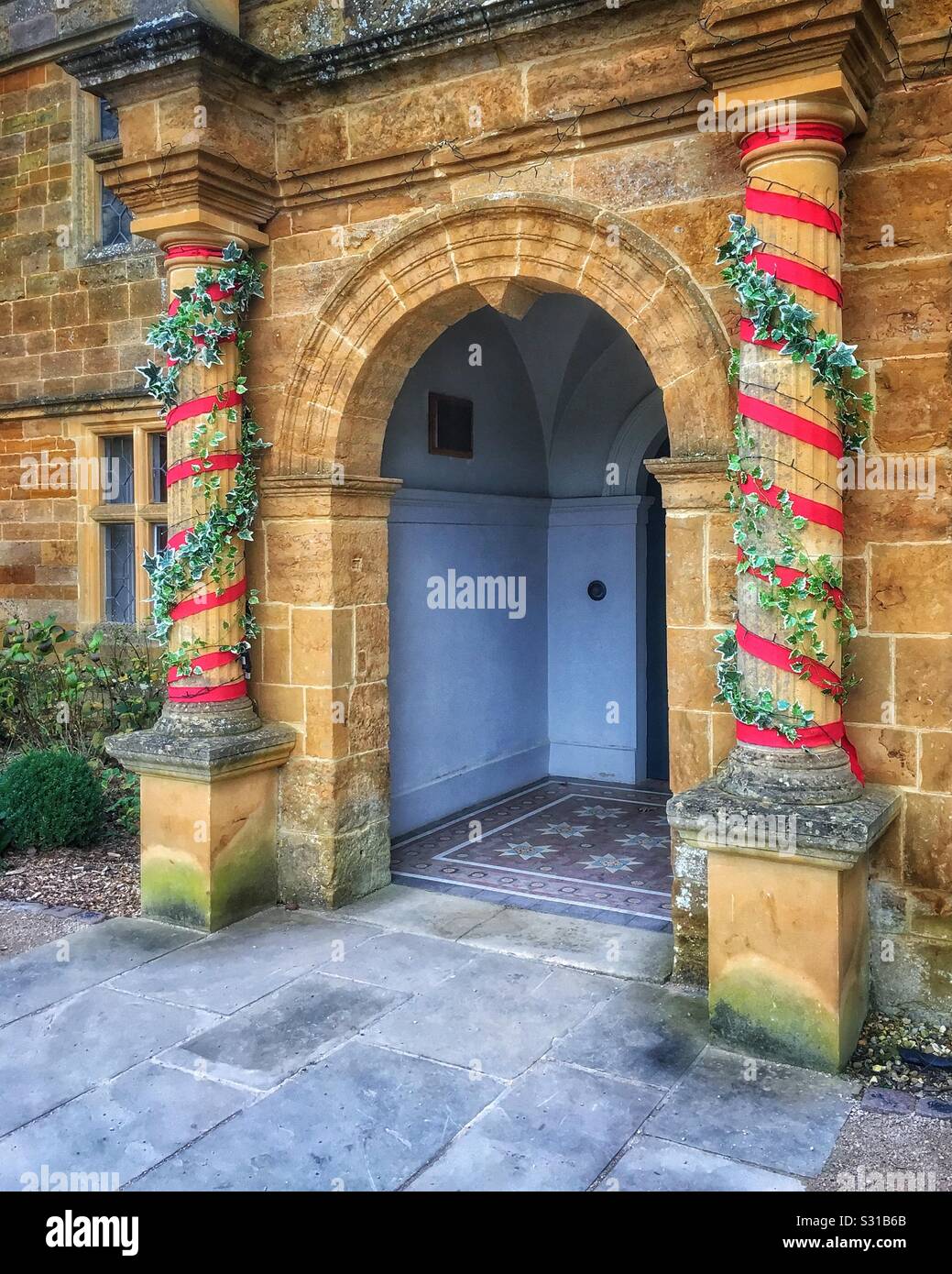 Ingresso Delapre Abbey decorato per il Natale; Northampton, Regno Unito Foto Stock