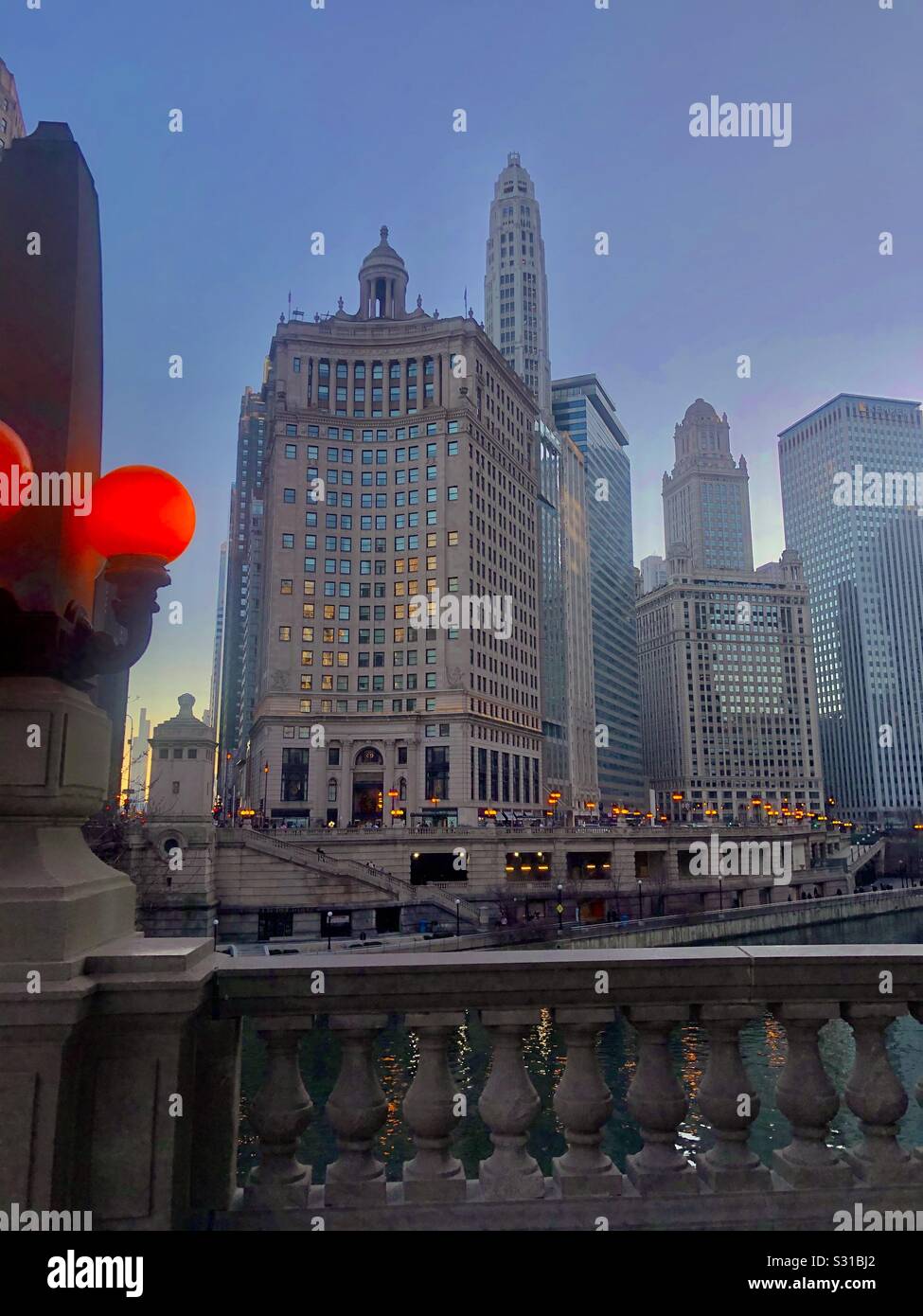 Chicago Riverwalk al tramonto nel 2019 Foto Stock
