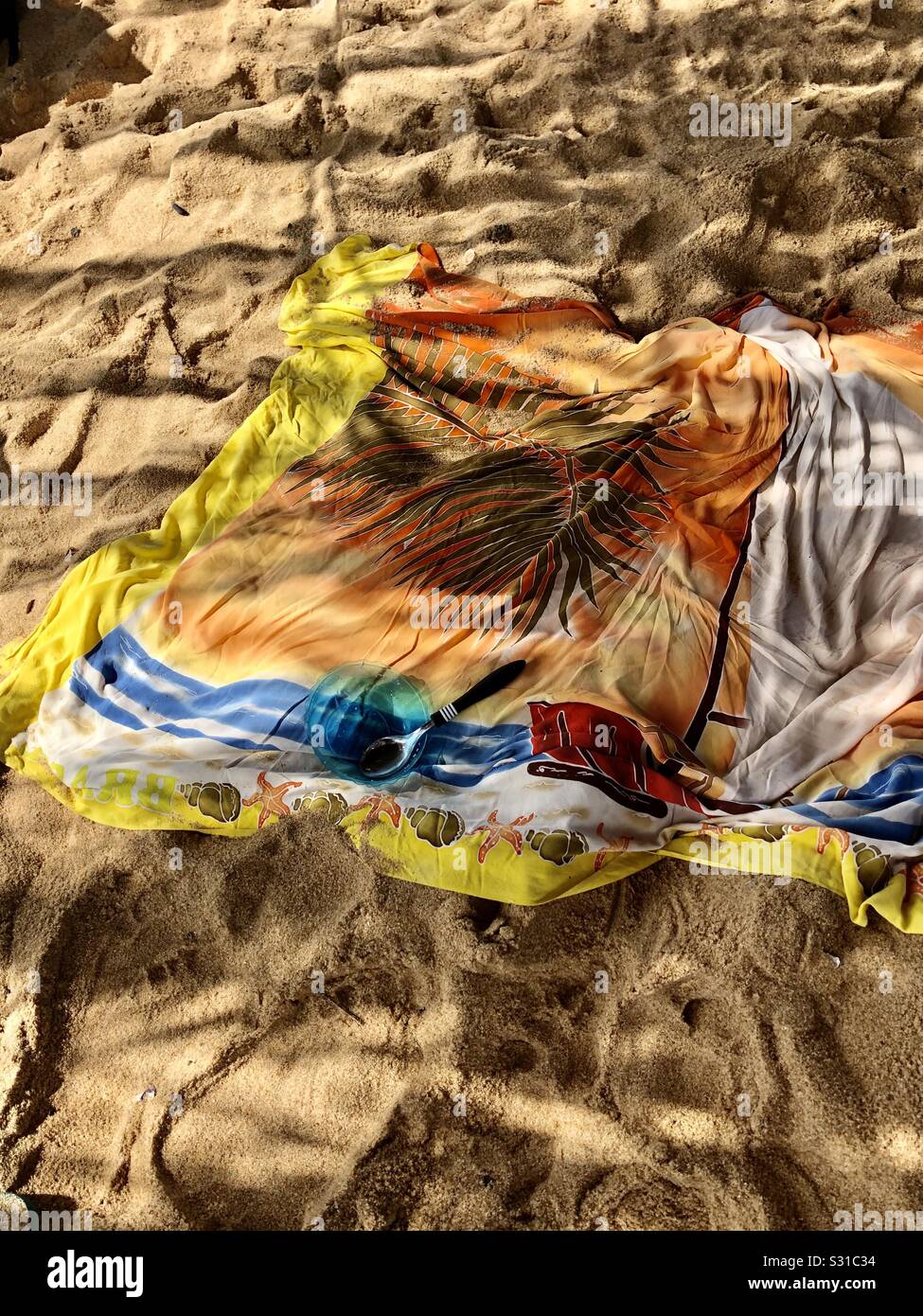 Surfers scartato spiaggia avvolgere nella frondosa le ombre di una spiaggia appartata capanna, RJ, Brasile - Immagine stock catturata con smartphone