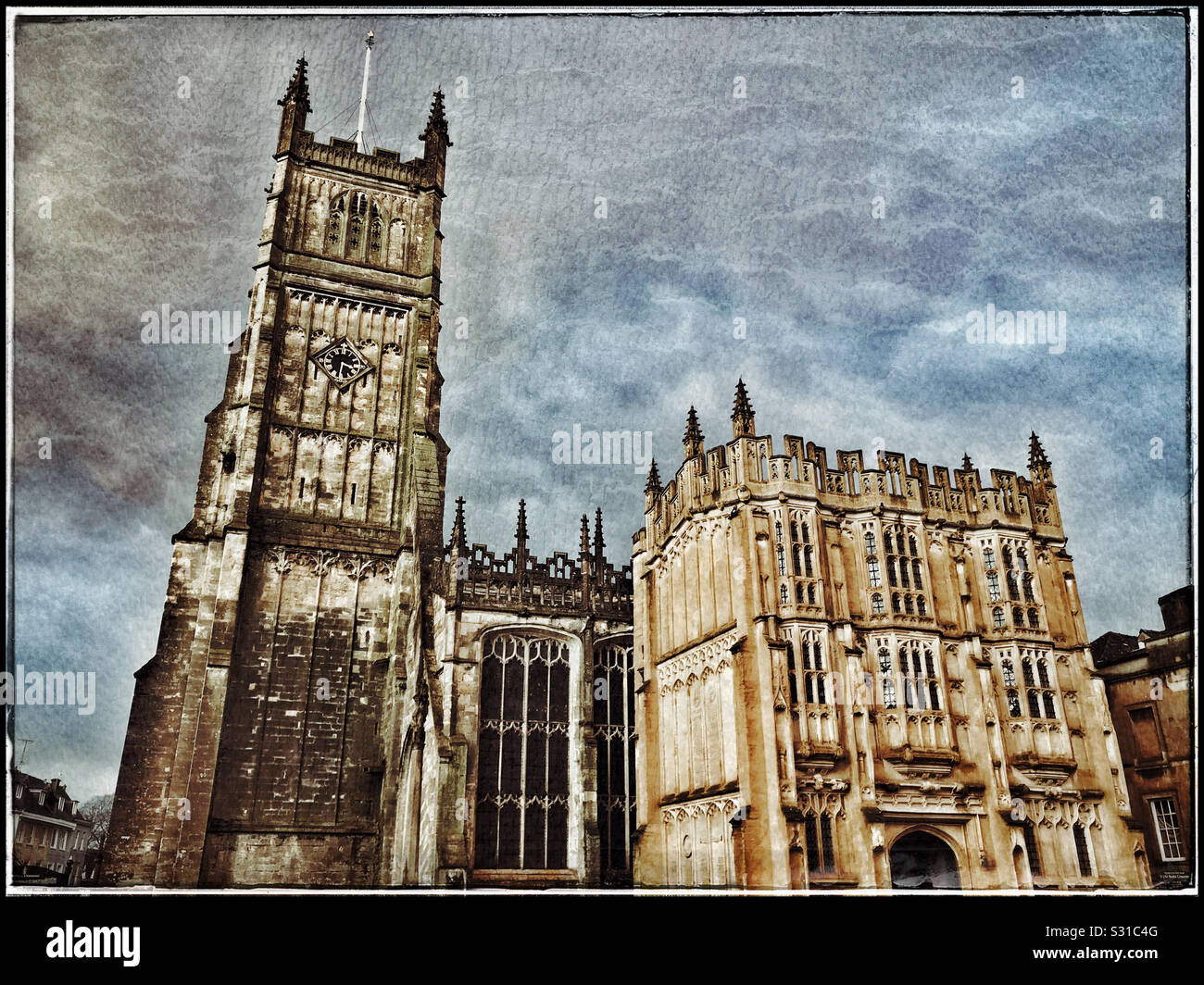 Una vista retrò della famosa Chiesa anglicana di san Giovanni Battista Chiesa Parrocchiale a Cirencester, Gloucestershire, Inghilterra. Un buon punto di partenza per esplorare la regione di Cotswold. Credito foto - © COLIN HOSKINS. Foto Stock