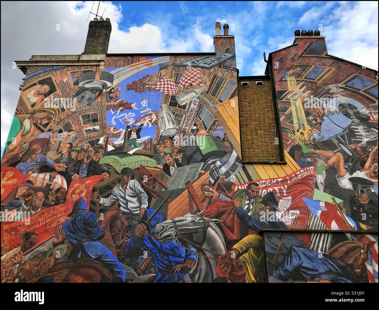Il Cable Street Mural a Shadwell, Londra, è di 330 metri quadrati e commemora la battaglia di Cable Street la Domenica 4th ottobre 1936 che coinvolge manifestanti e la polizia. Foto © COLIN HOSKINS. - Immagine stock catturata con smartphone