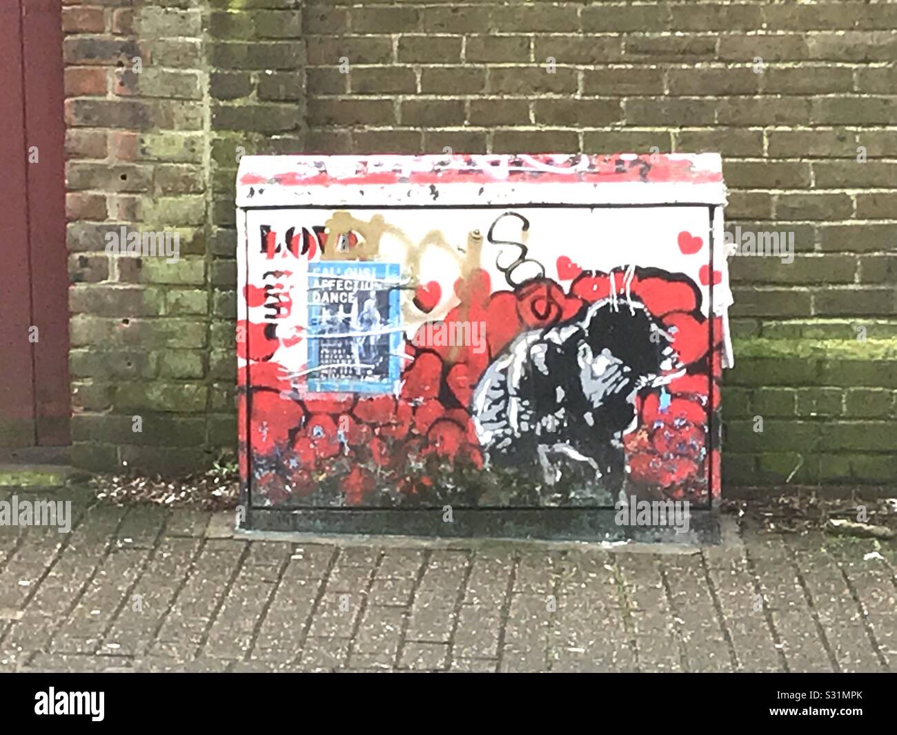 Scatola di derivazione verniciata a Bristol Road, Brighton. - Immagine stock catturata con smartphone