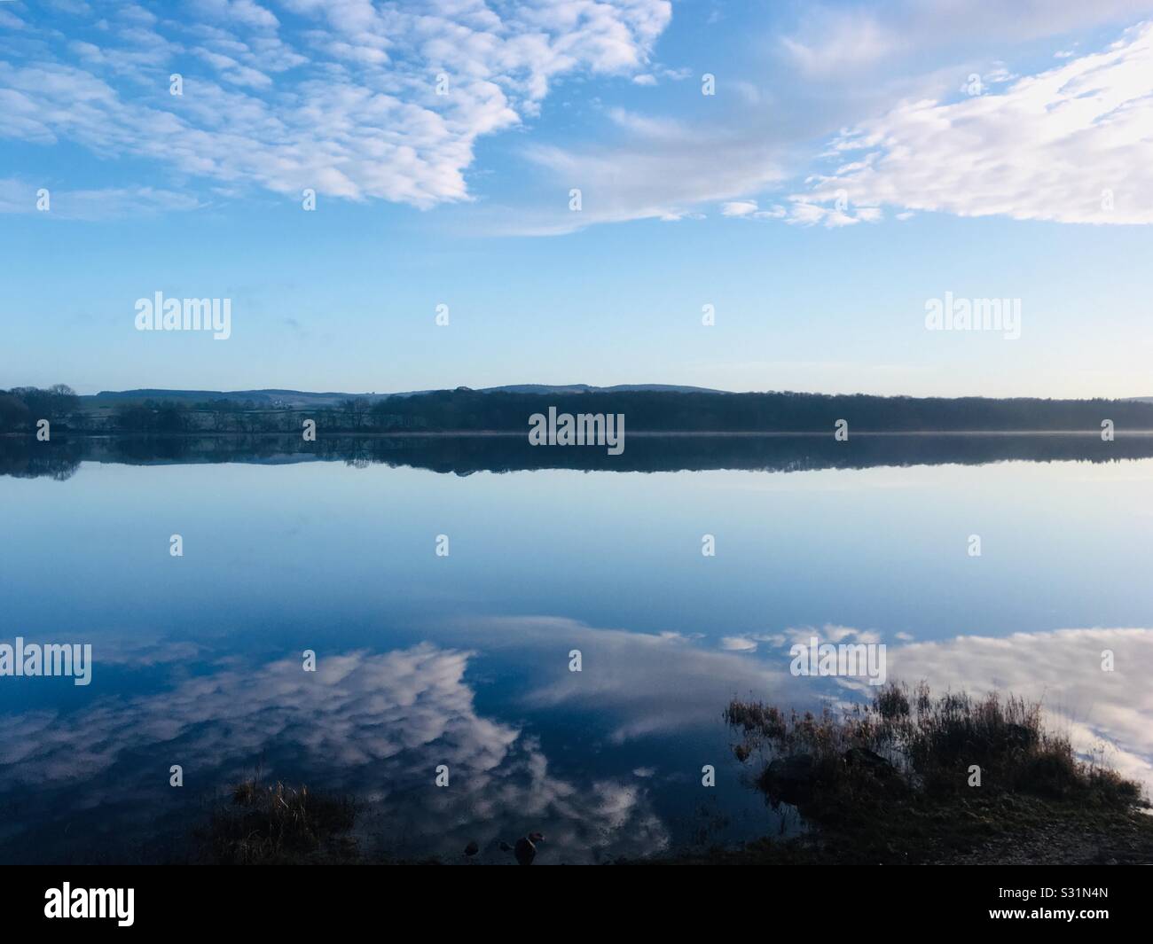 Cloud Reflections a Loch Ken, vicino a New Galloway, Dumfries e Galloway, Scozia Foto Stock