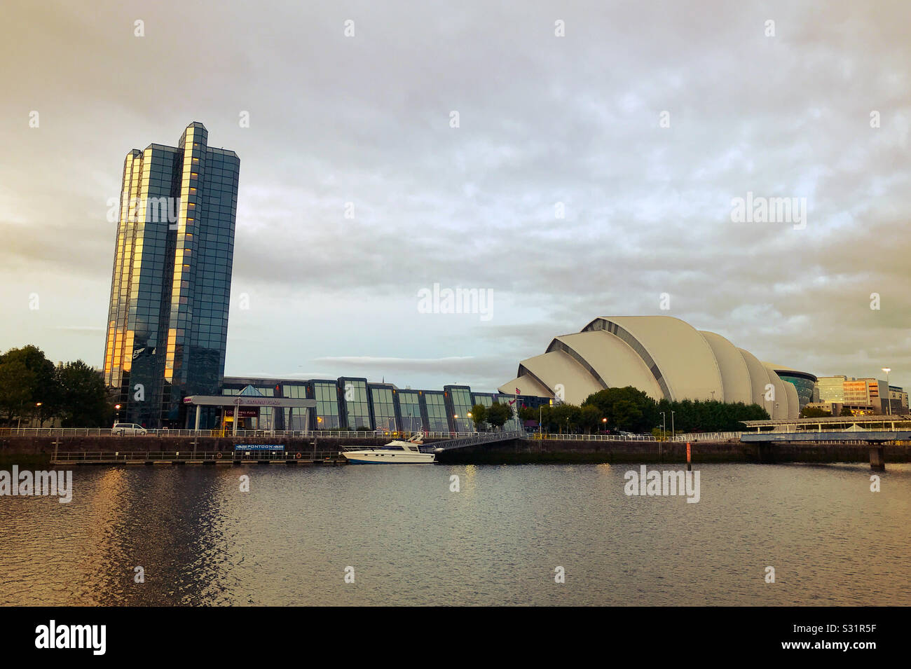 La banca del Nord del fiume Clyde a Glasgow, in Scozia. Foto Stock