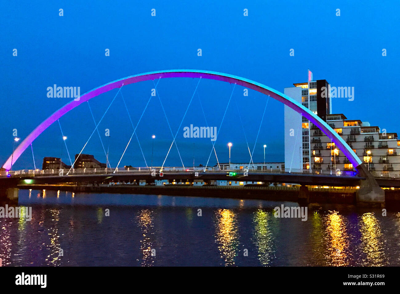 Clyde Arc (Squinty Bridge) sul fiume Clyde a Glasgow, in Scozia. Foto Stock