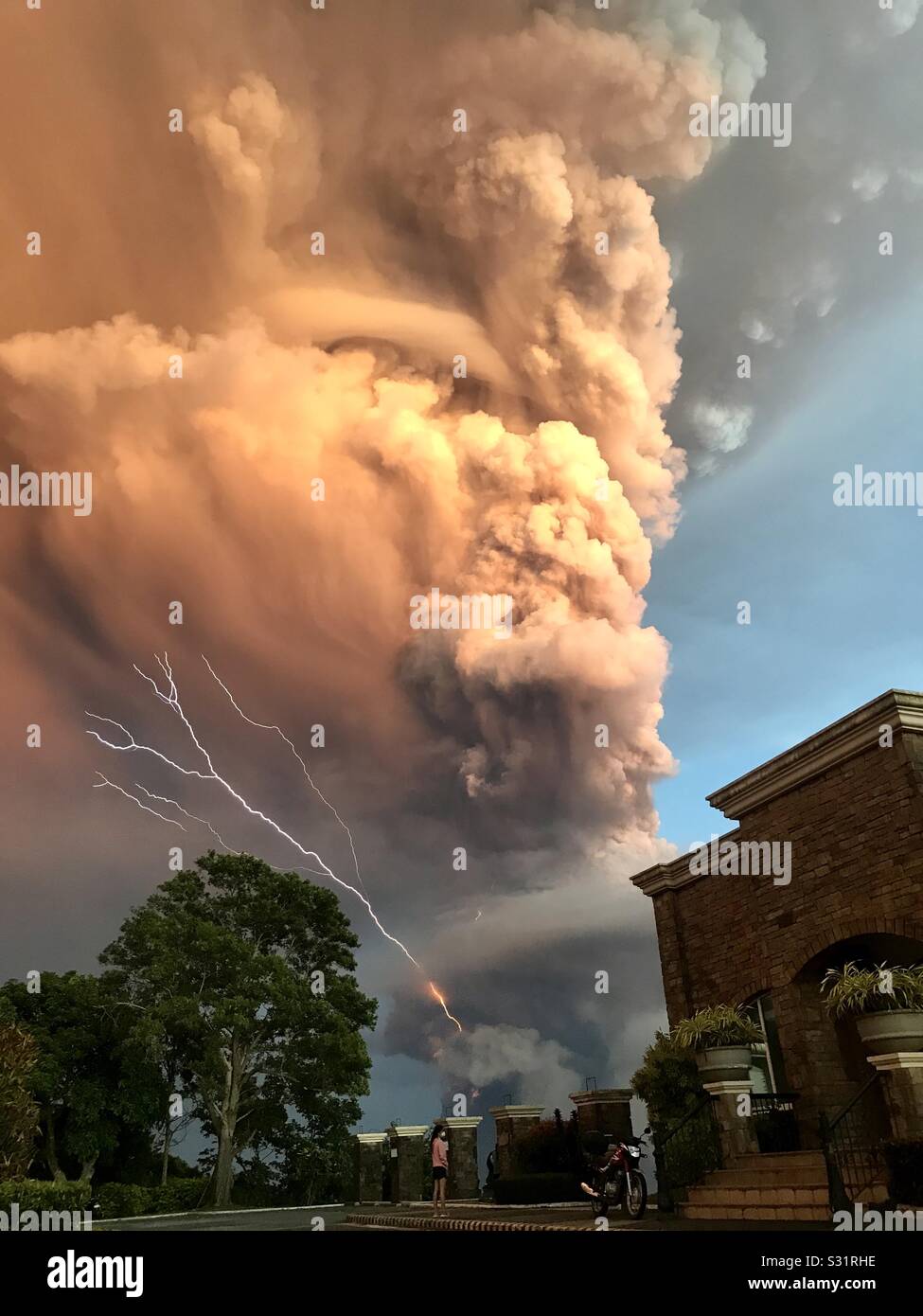 Il vulcano Taal a Batangas, nelle Filippine, è scoppiato a causa di un'esplosione freatica. Il vapore si verifica quando l'acqua sottostante viene riscaldata da lava o depositi vulcanici. Pioggia, tuono, fulmini e terremoto. Foto Stock
