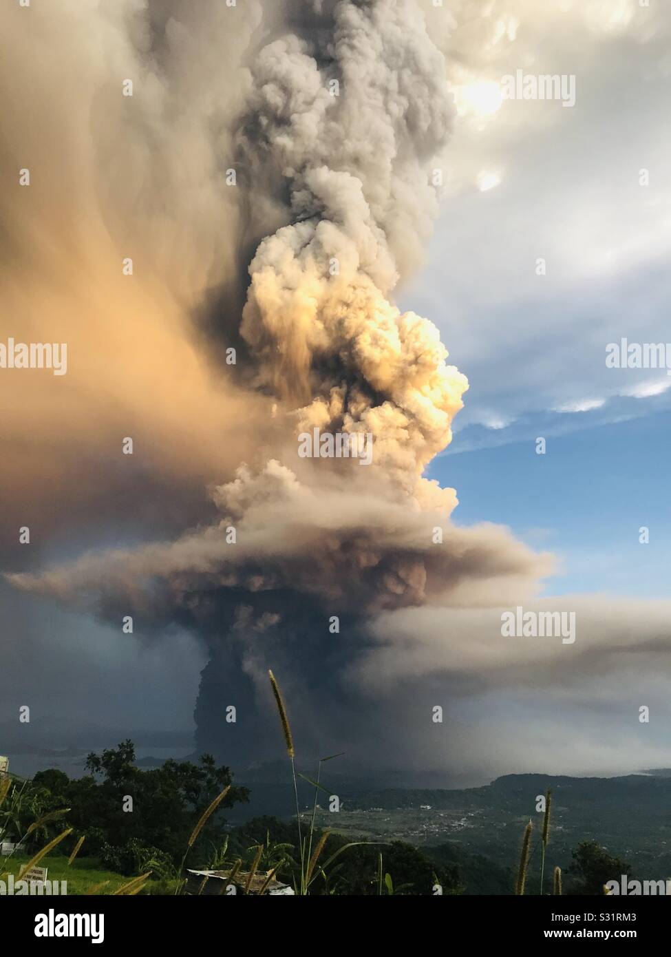 Il Vulcano Taal nelle Filippine è scoppiata. Produca arrabbiato ceneri che raggiunge il cielo. Ciò che sta accadendo al mondo? Quando possiamo iniziare a prendere iniziative collettive per salvare il pianeta? Foto Stock