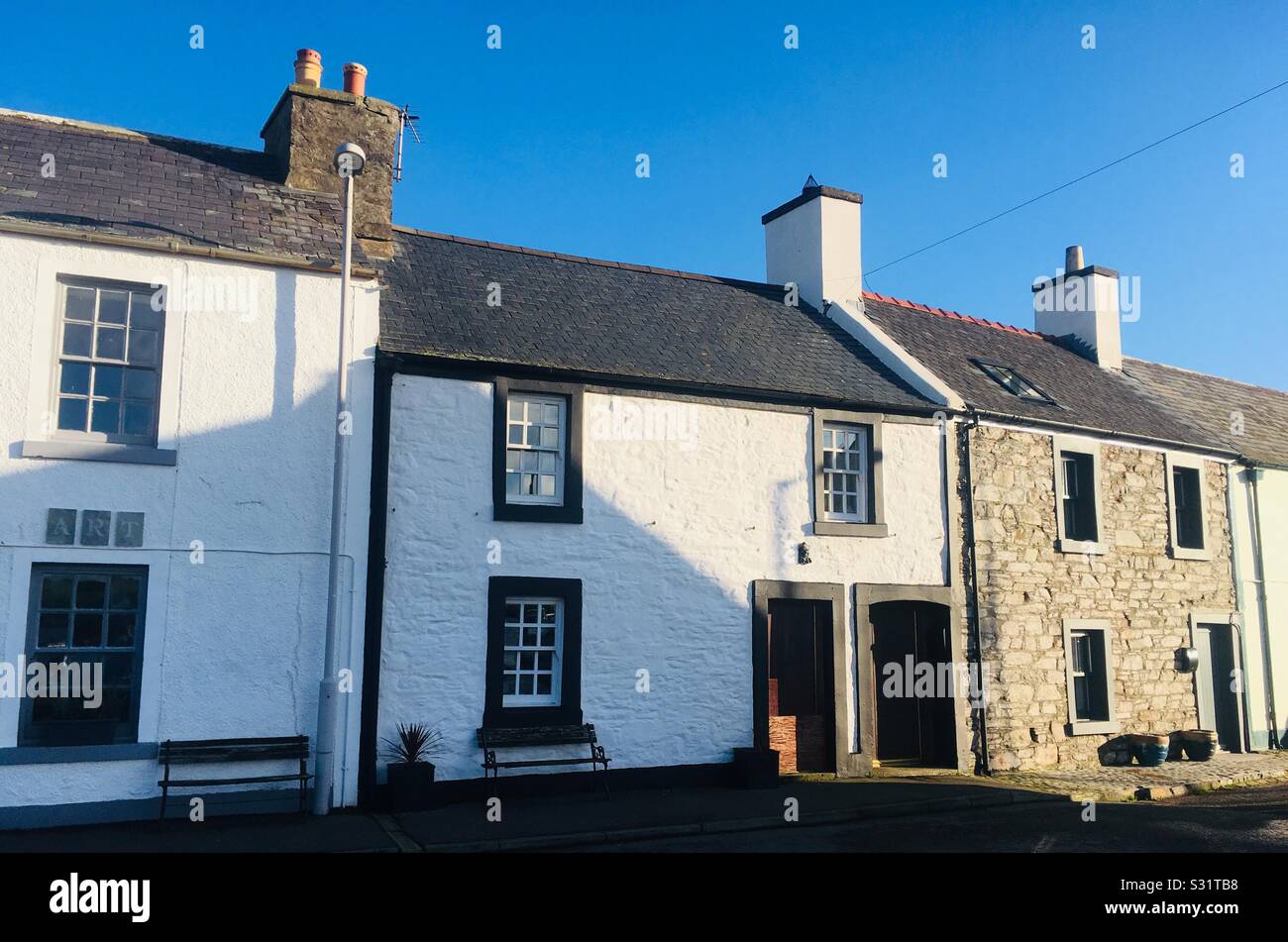 Le case che costeggiano il porto a Isola di Whithorn, Dumfries and Galloway, Scozia Foto Stock