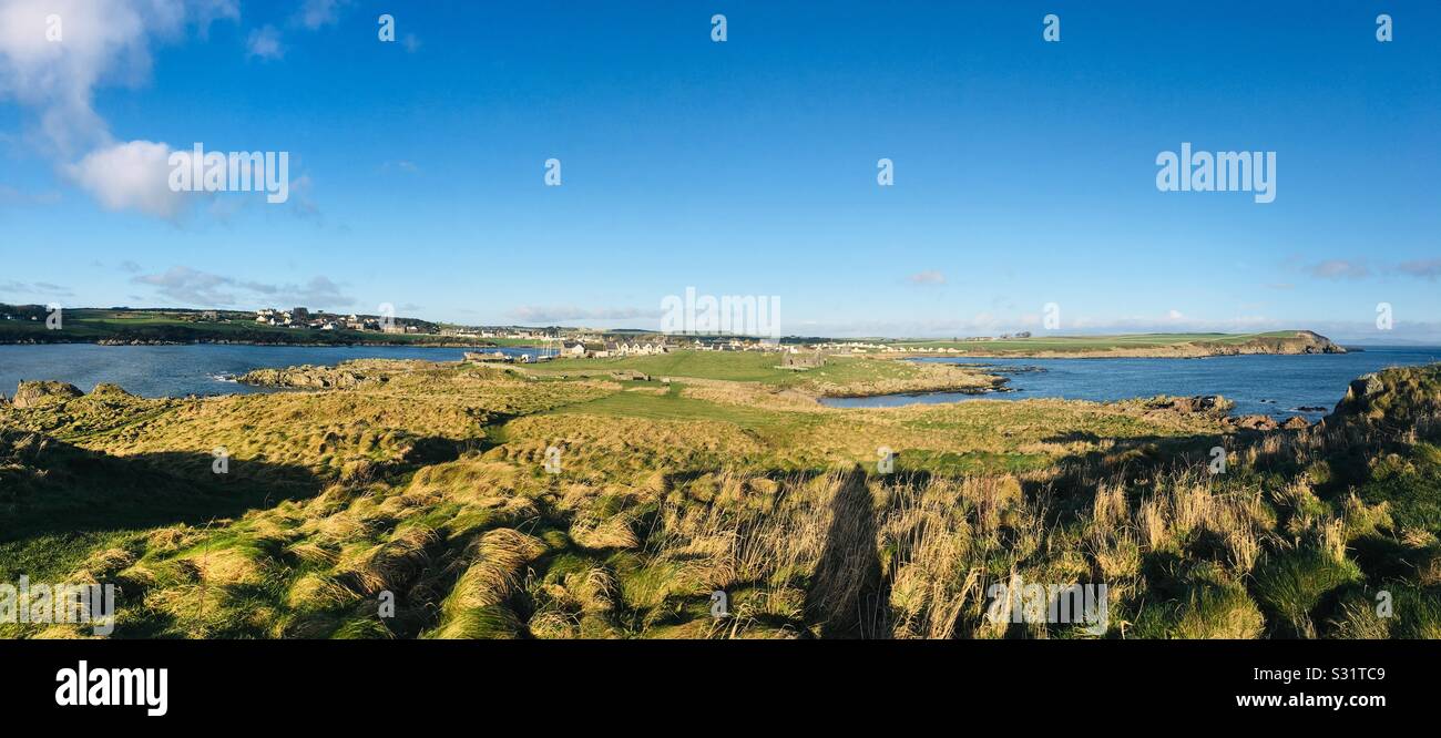 Guardando verso il porto dalla estremità del promontorio dell'isola di Whithorn penisola in Dumfries and Galloway, Scozia Foto Stock