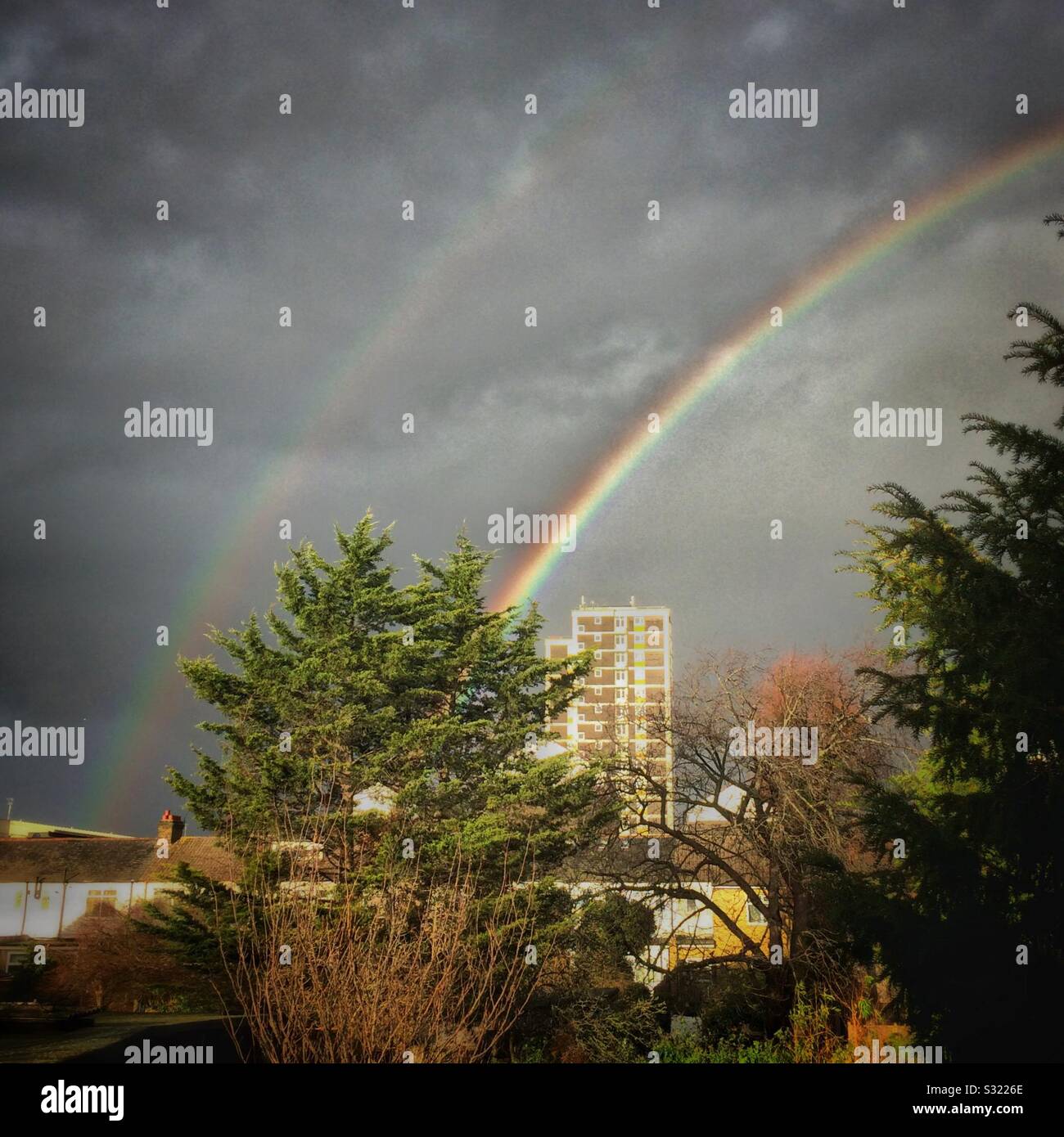 L'arcobaleno in un cielo tempestoso su un blocco a torre, Tottenham, London REGNO UNITO Foto Stock