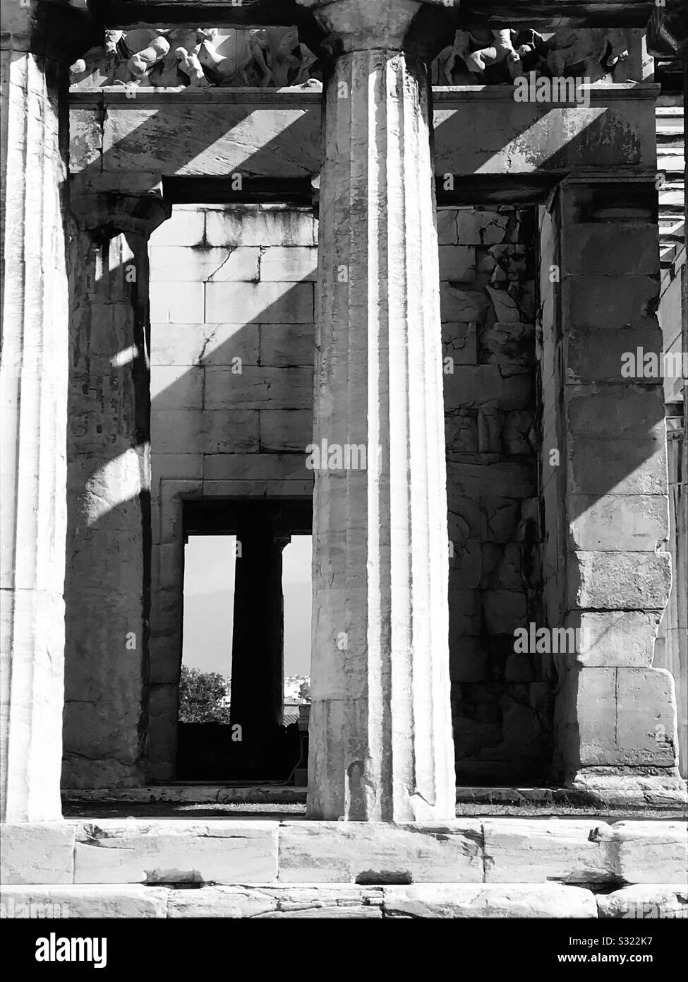 In bianco e nero il Tempio di Efesto con ombre Foto Stock