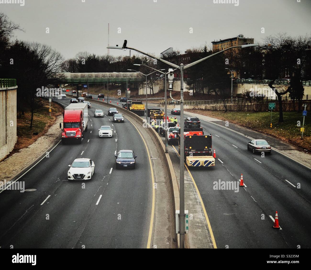 Lavori stradali alla prospettiva Parkway in South Park Slope, Brooklyn, New York - Immagine stock catturata con smartphone