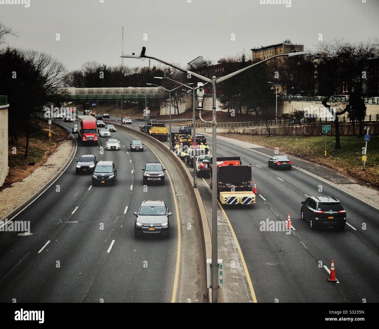 Lavori stradali alla prospettiva Parkway in South Park Slope, Brooklyn, New York. - Immagine stock catturata con smartphone