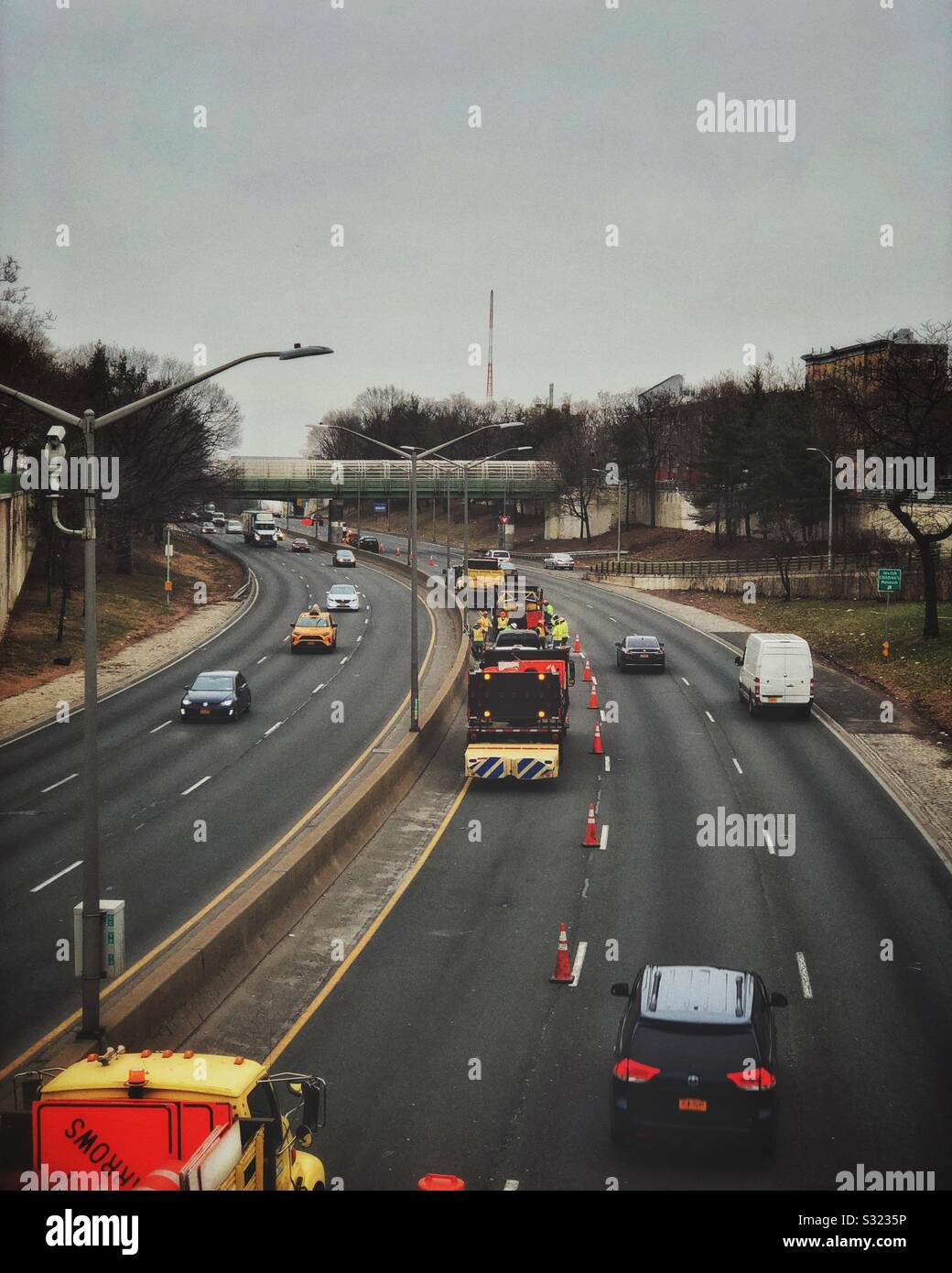 Lavori stradali alla prospettiva Parkway in South Park Slope, Brooklyn, New York. - Immagine stock catturata con smartphone