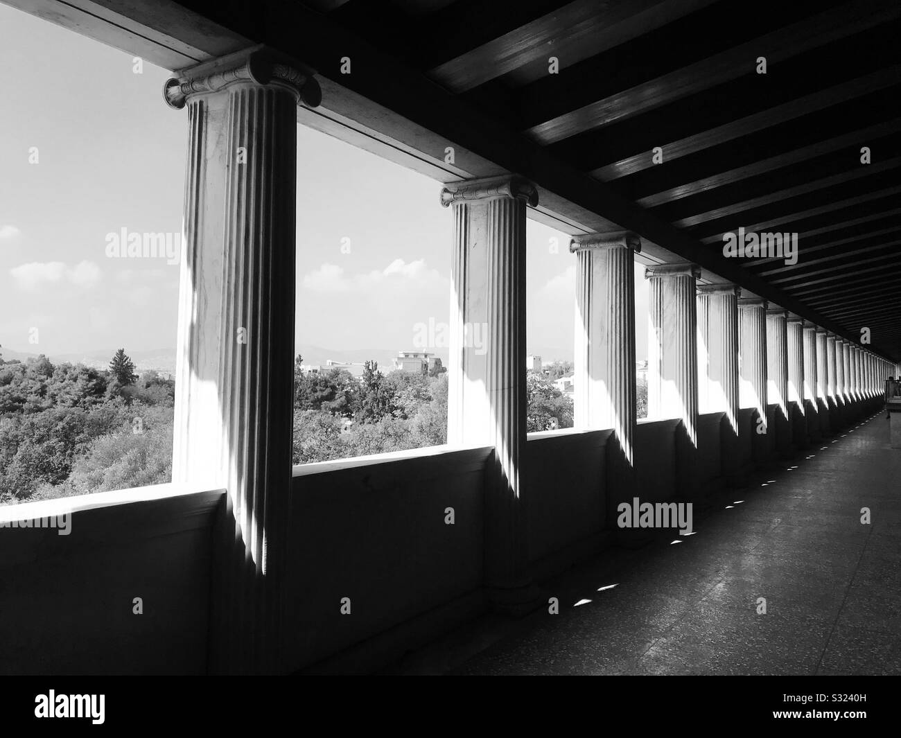 Vista di Parko Thiseio lungo il pilastro di pietra di Stoa di Attalos. Fotografia in bianco e nero Foto Stock